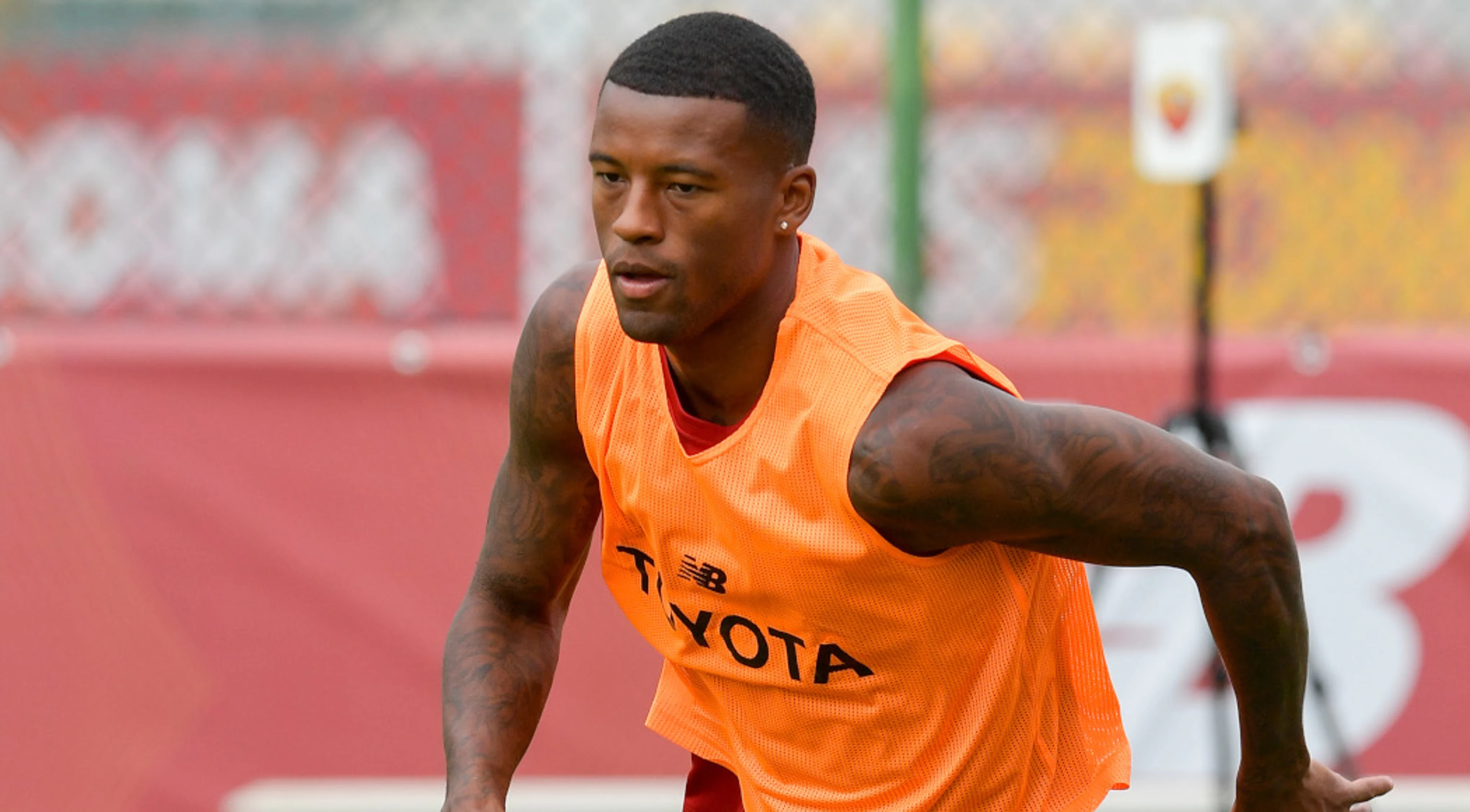 Wijnaldum breaks leg, Mourinho says midfielder out for a ‘long time’