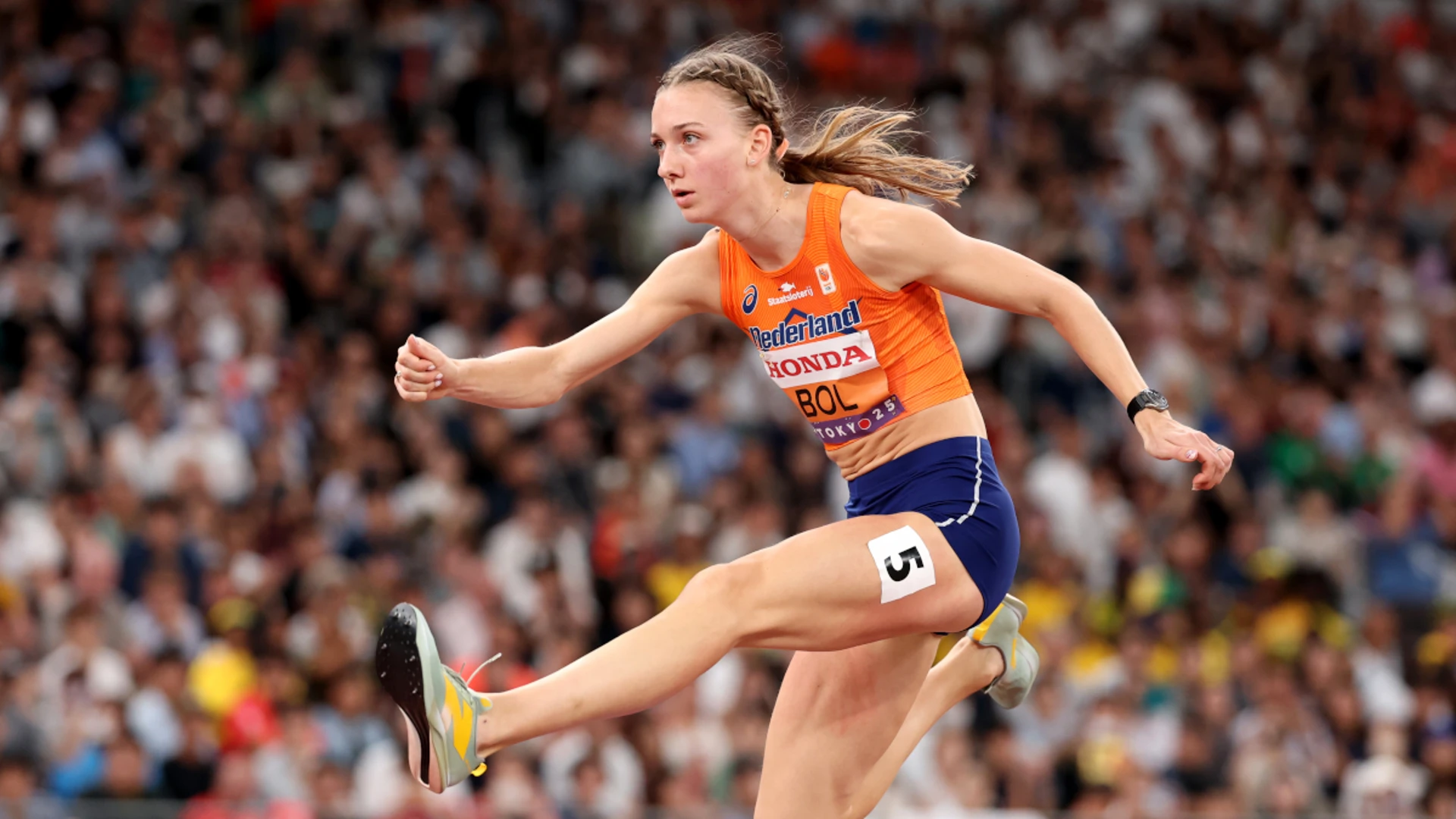 Bol retains world 400m hurdles gold