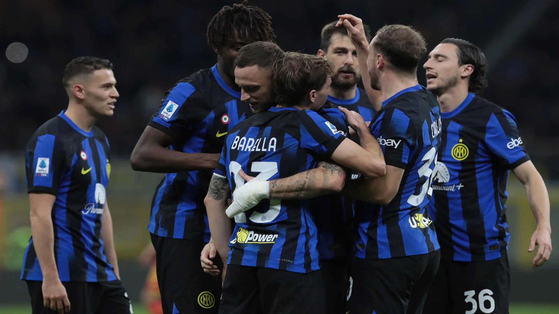 Leaders Inter keep Juve at bay, Napoli collapse at Roma