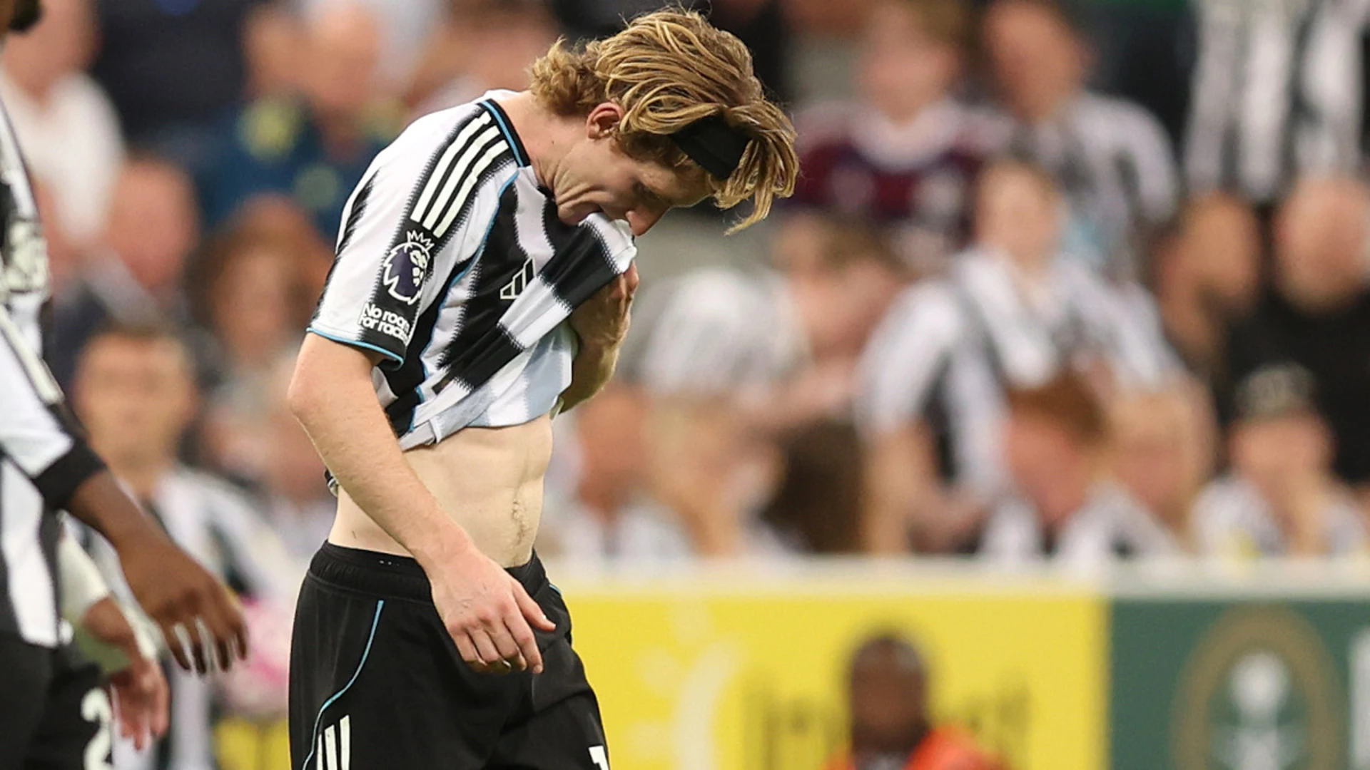 Newcastle's Gordon apologies for red card against Liverpool
