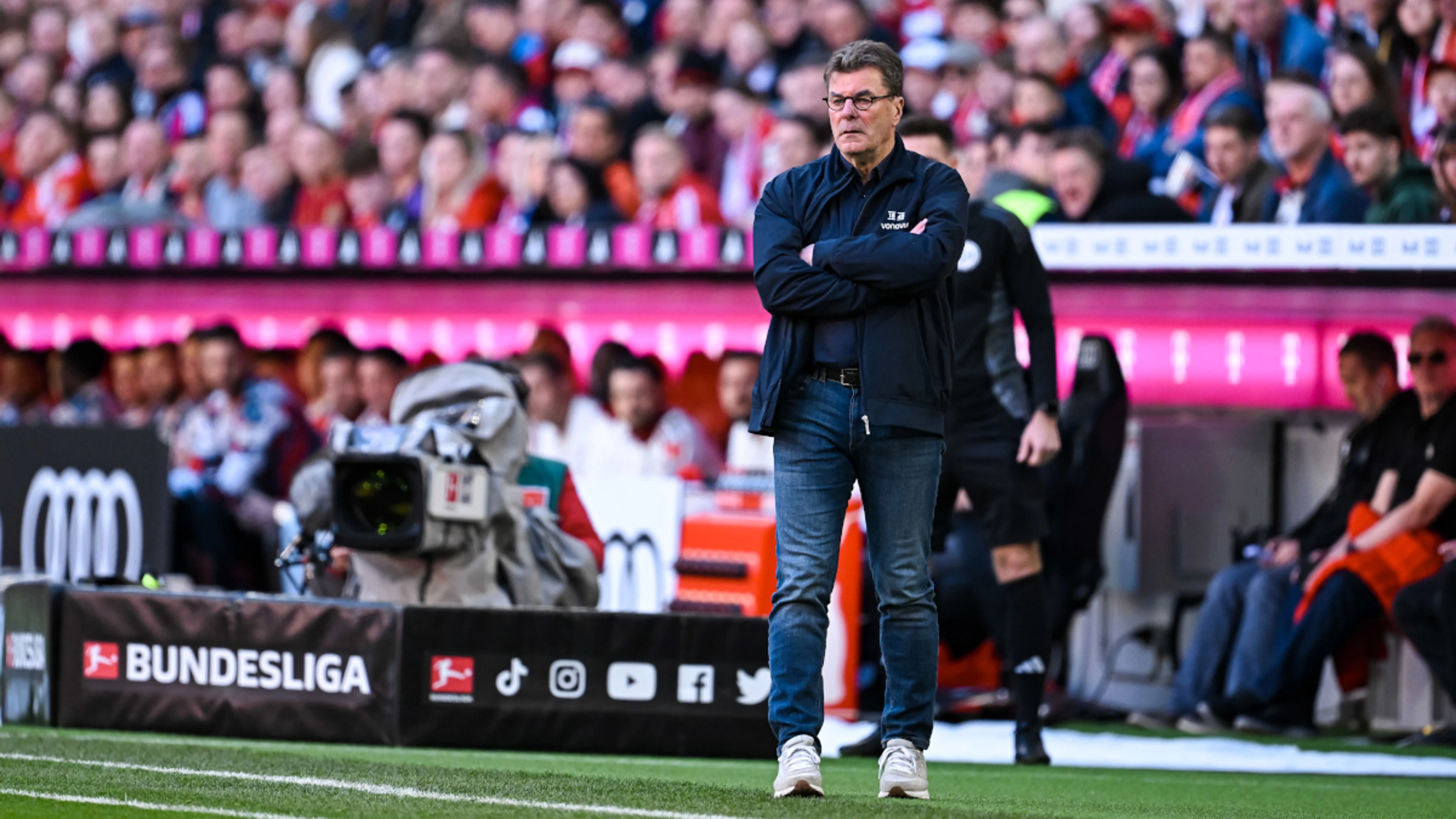 Hecking to stay as Bochum coach if club beat drop