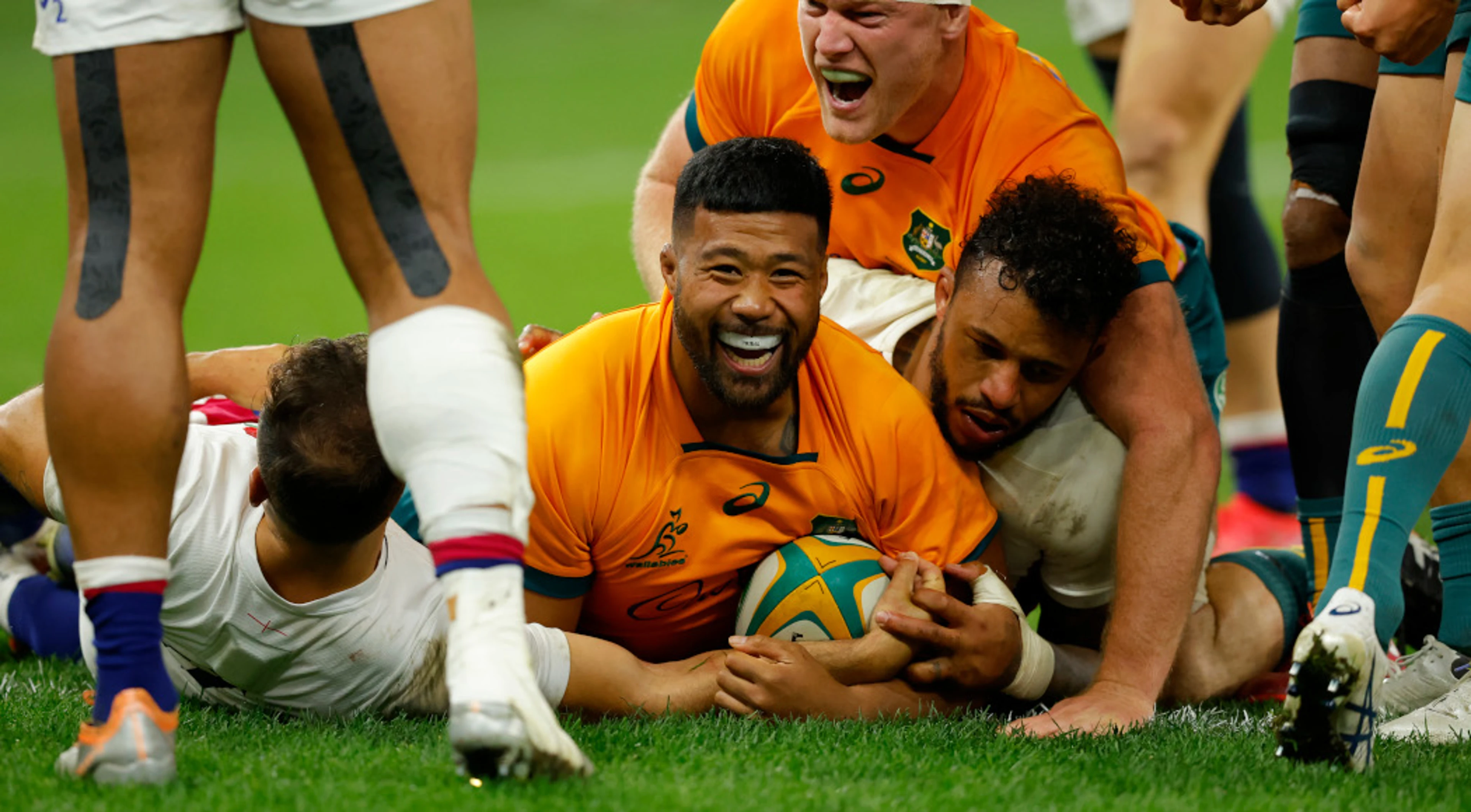 14-man Wallabies beat England to snap losing streak