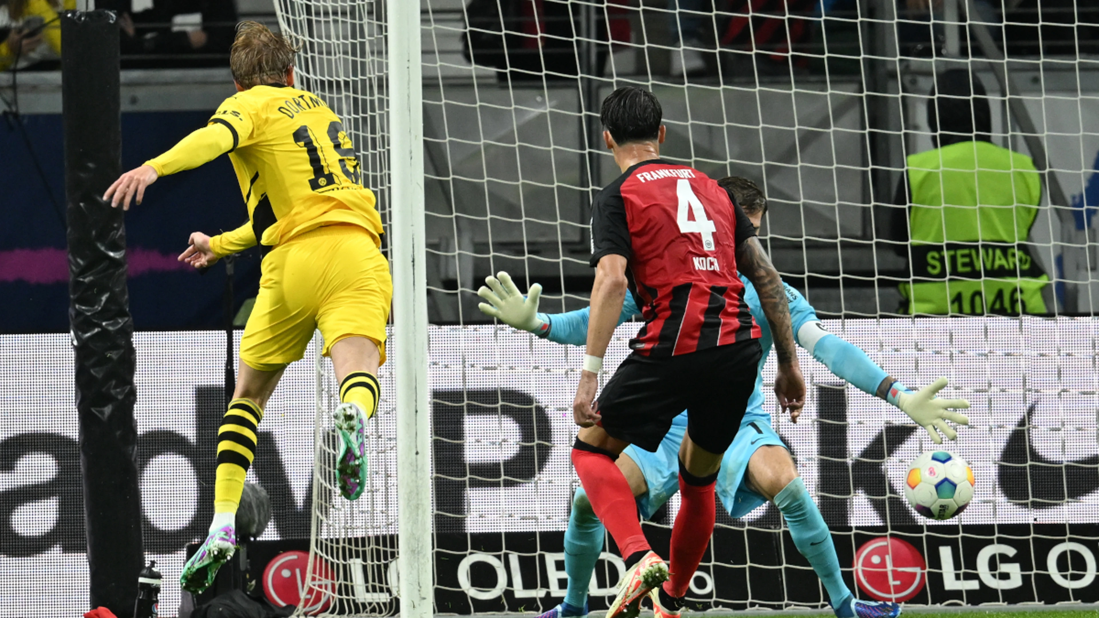Brandt strikes late for Dortmund as Leverkusen stay top