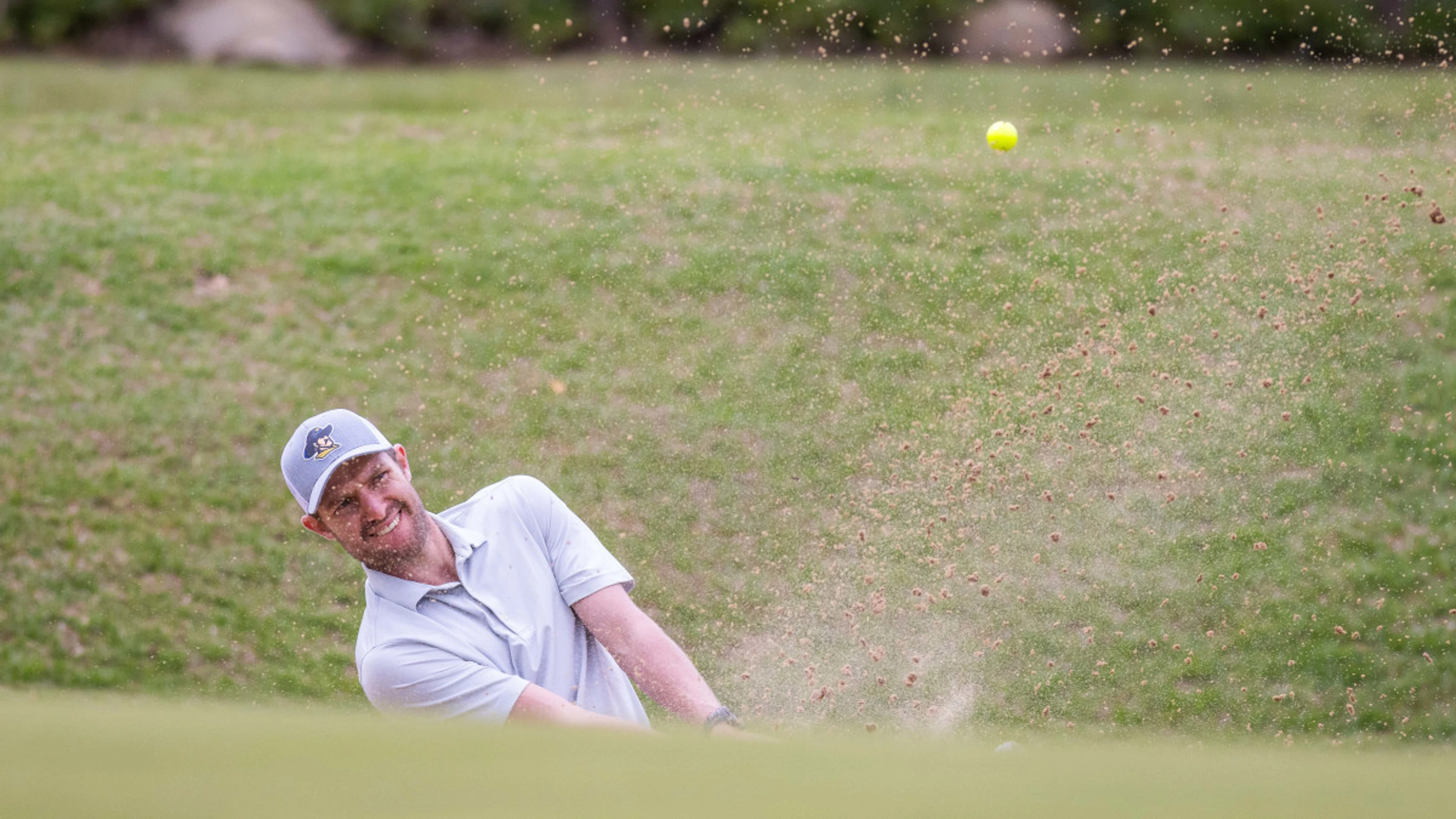 Williamson shoots 66 to go top at Blue Valley