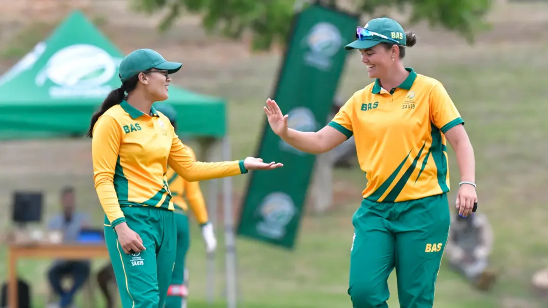 CONSECUTIVE VICTORIES: Reyneke and cowling lead SA u19 women to series lead against Ireland