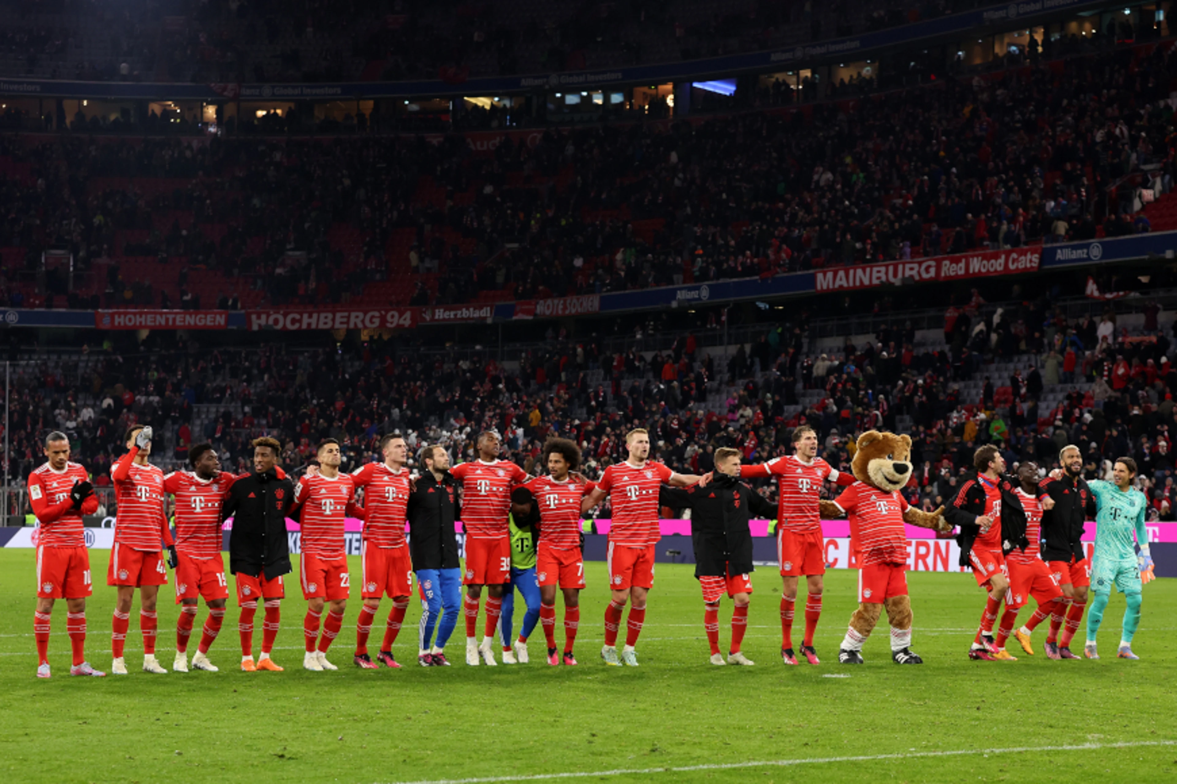 Bayern ease past rivals Union to remain in top spot