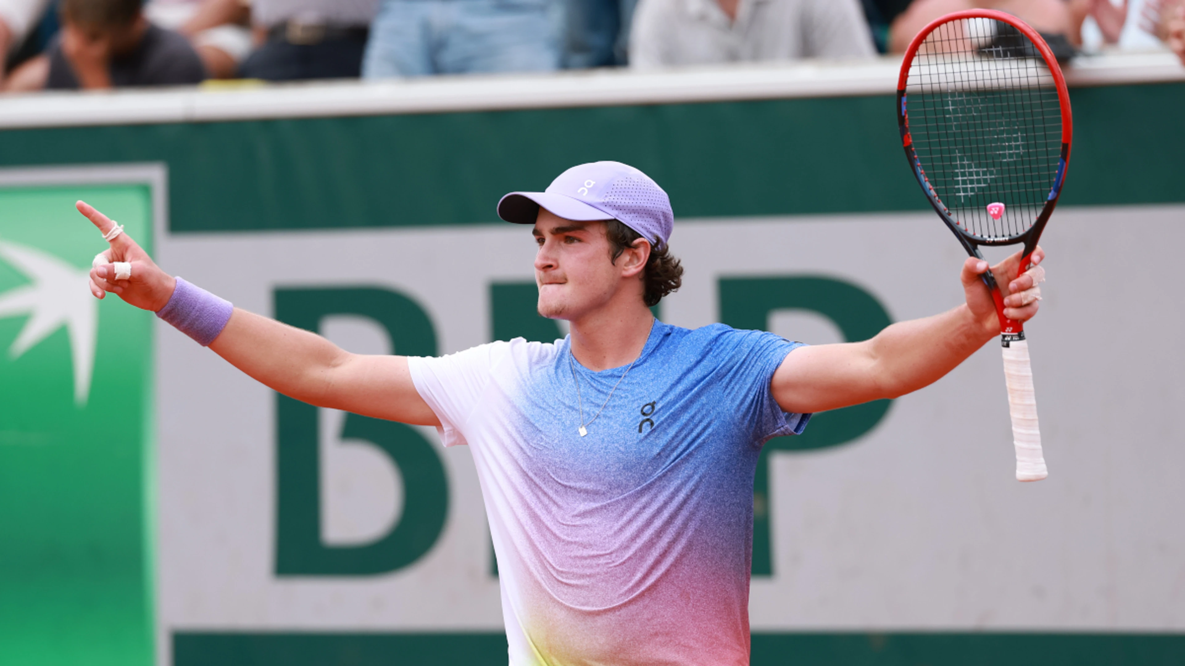 Star attraction Fonseca weathers noise level, Herbert to continue French Open run