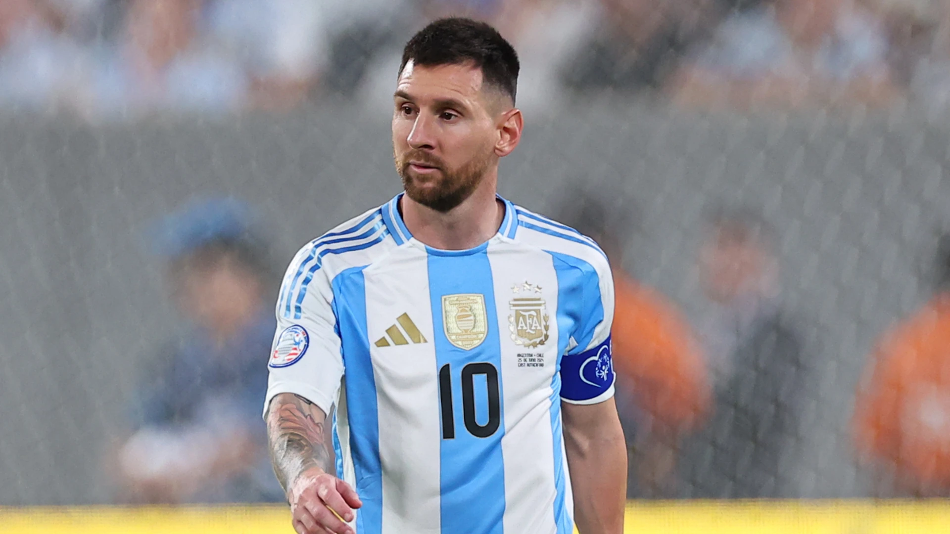 Messi em campo vestindo a camisa da seleção da Argentina.