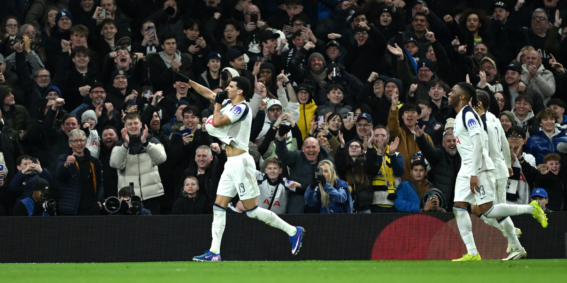 Tottenham beat 10-man Dortmund to close in on last-16 spot