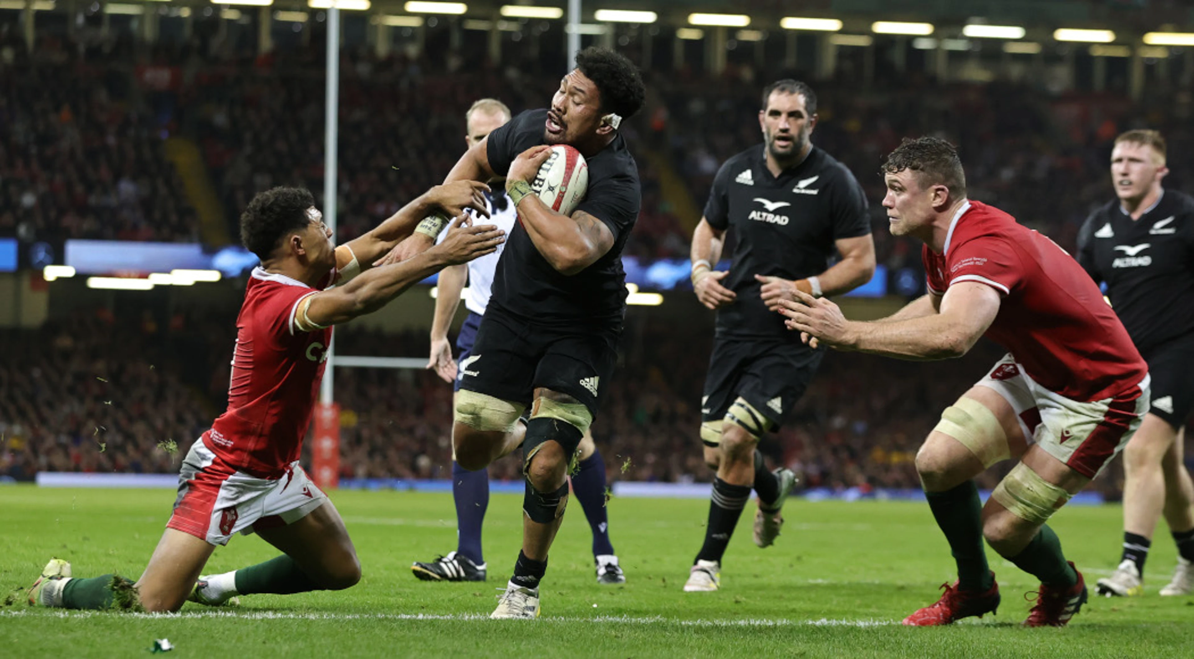 Savea helps All Blacks extend winning run over Wales
