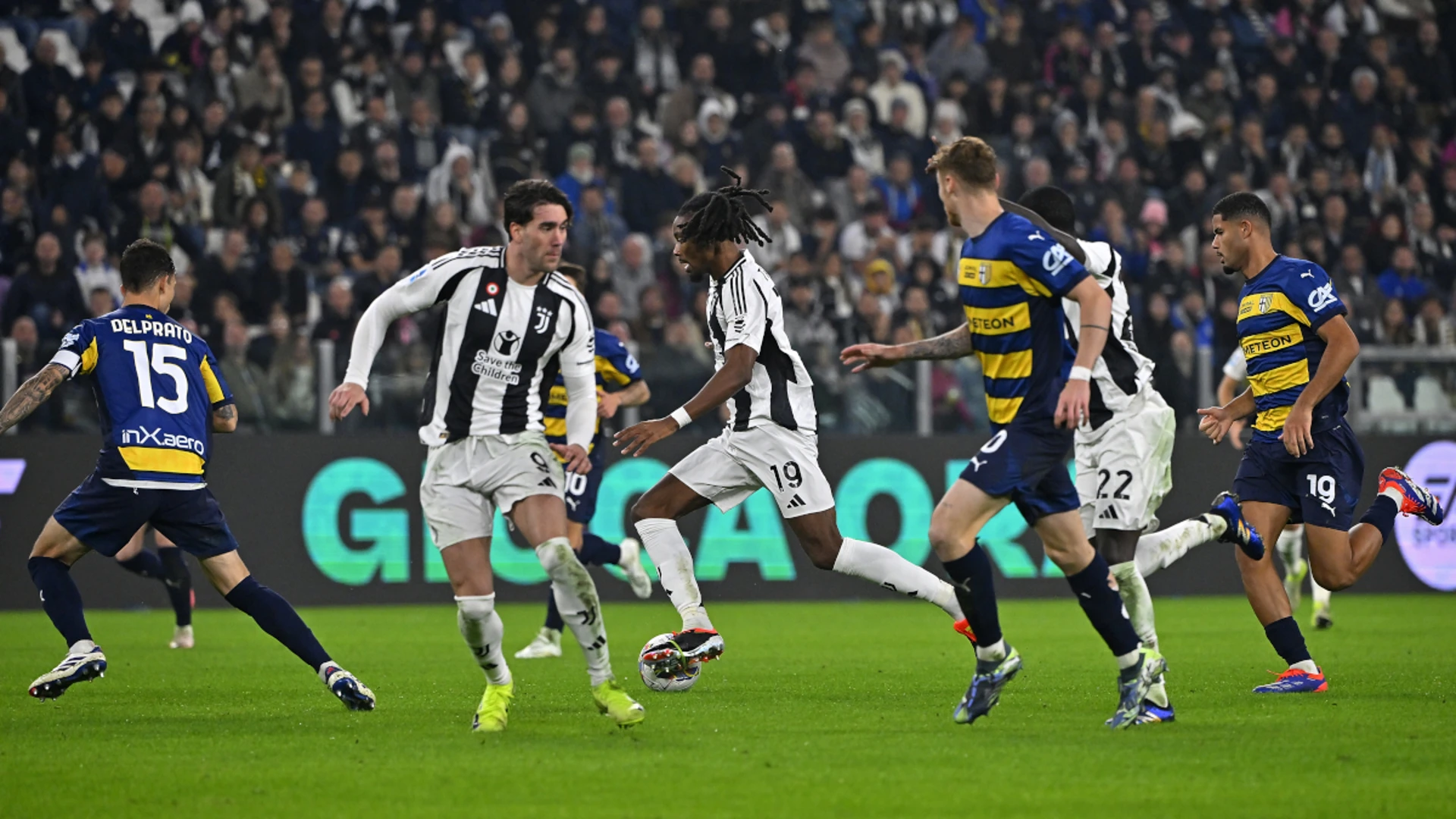 Juventus lose ground in title race after draw with Parma