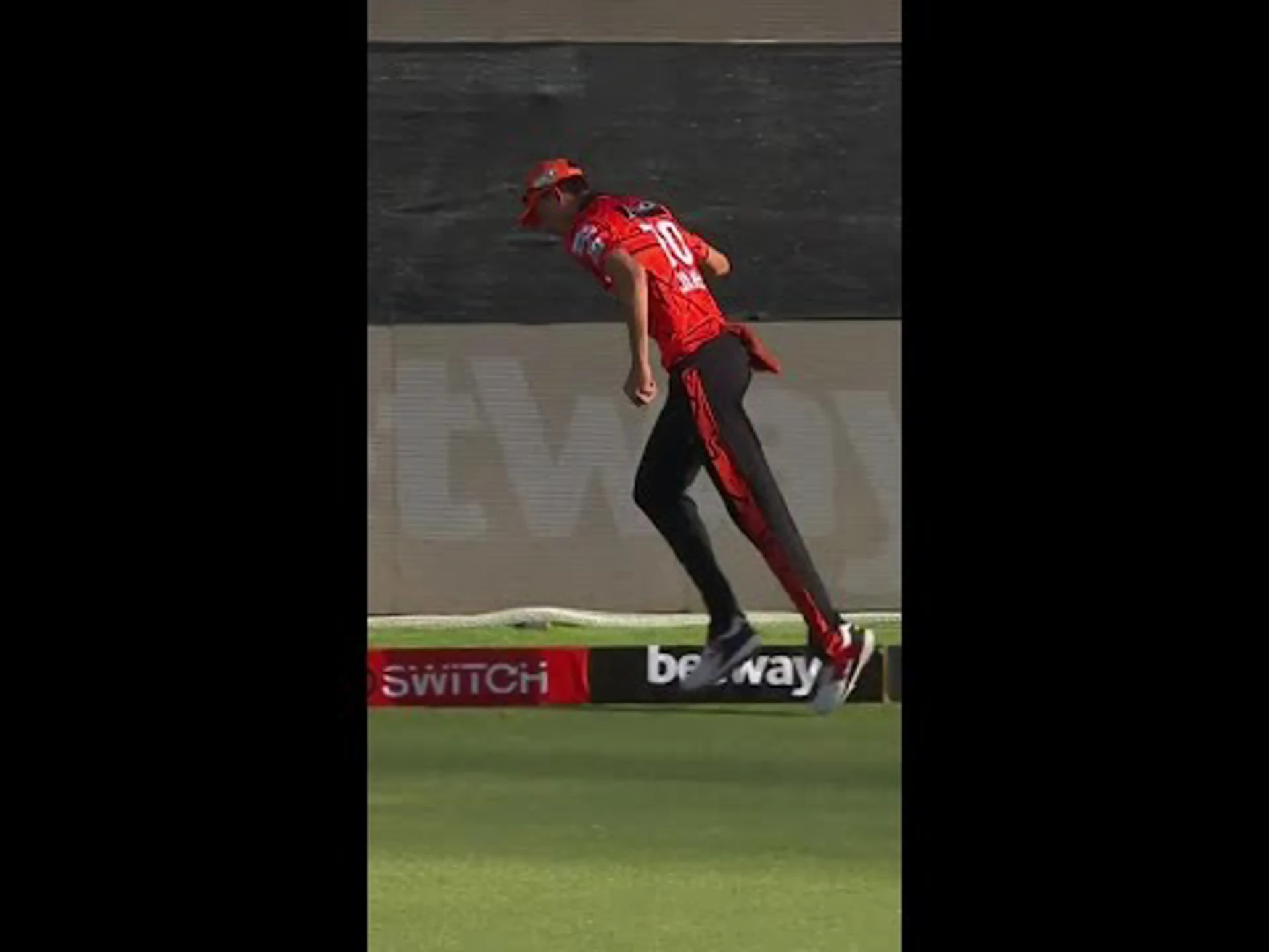 Jansen pulls off a Jaw-Dropping boundary stunner!