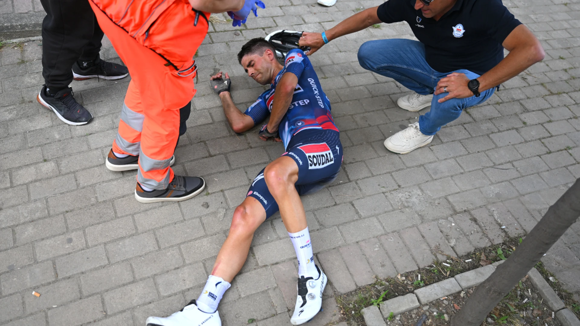 Giro over for Landa after high-speed opening stage crash