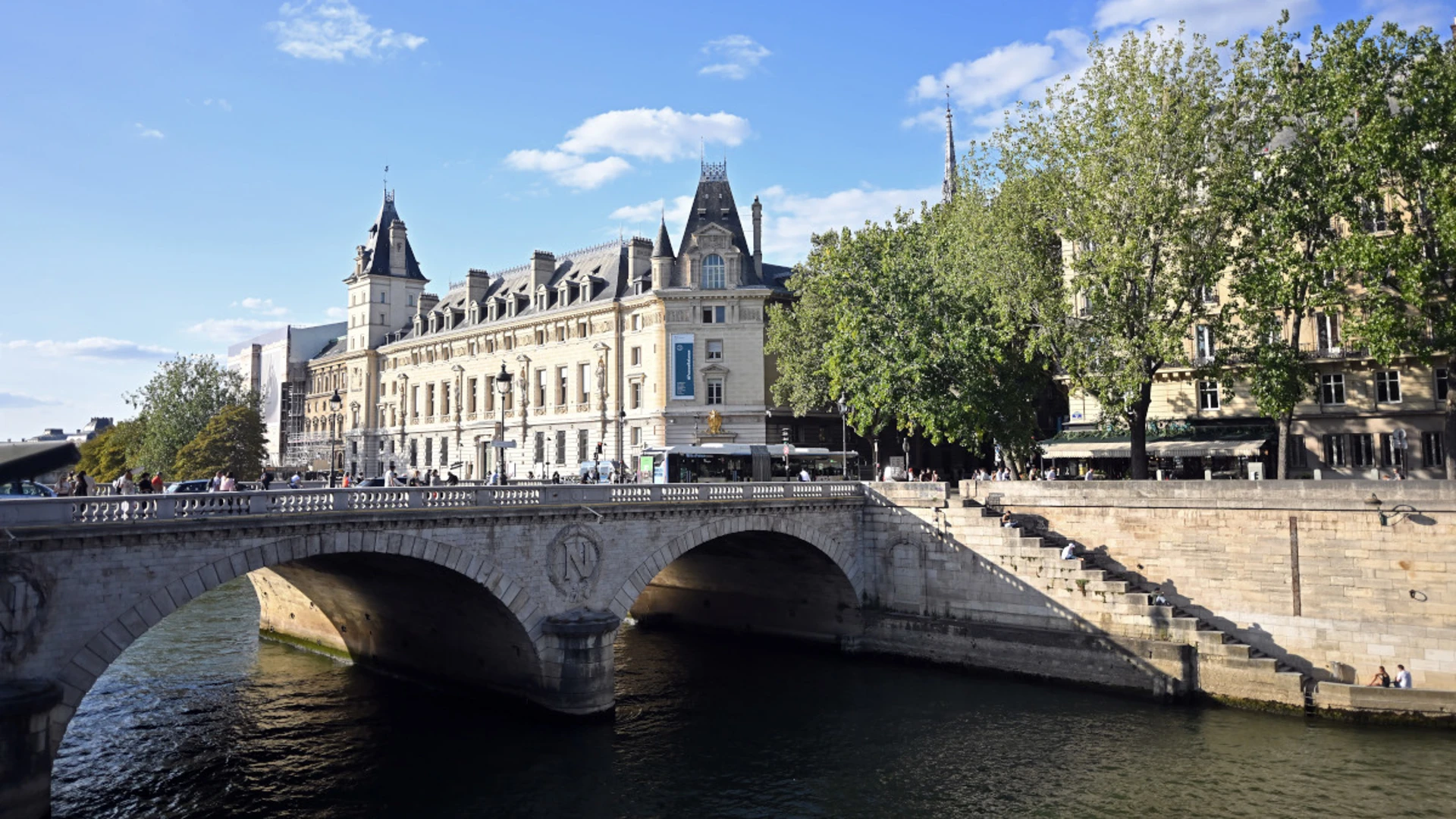 River Seine welcomes Paris swimmers after century-long ban