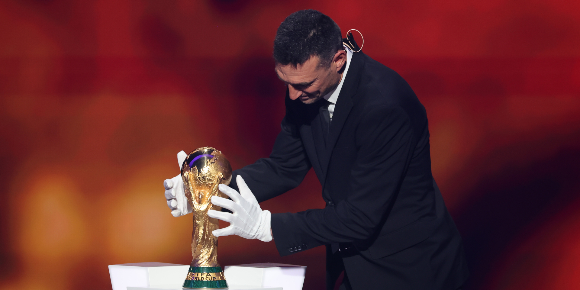 FIFA apologises to Argentina coach over World Cup trophy gloves rule