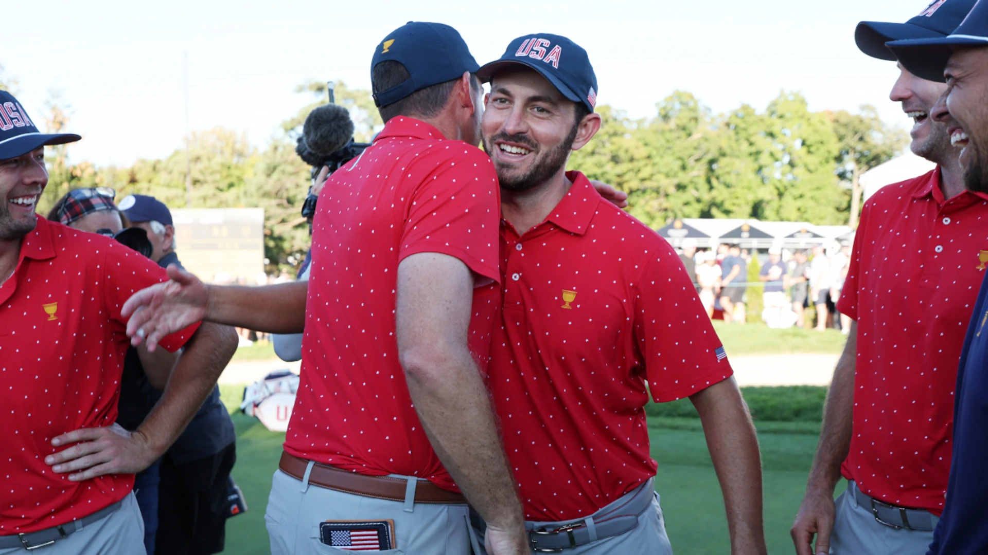 USA defeats the Internationals to win Presidents Cup