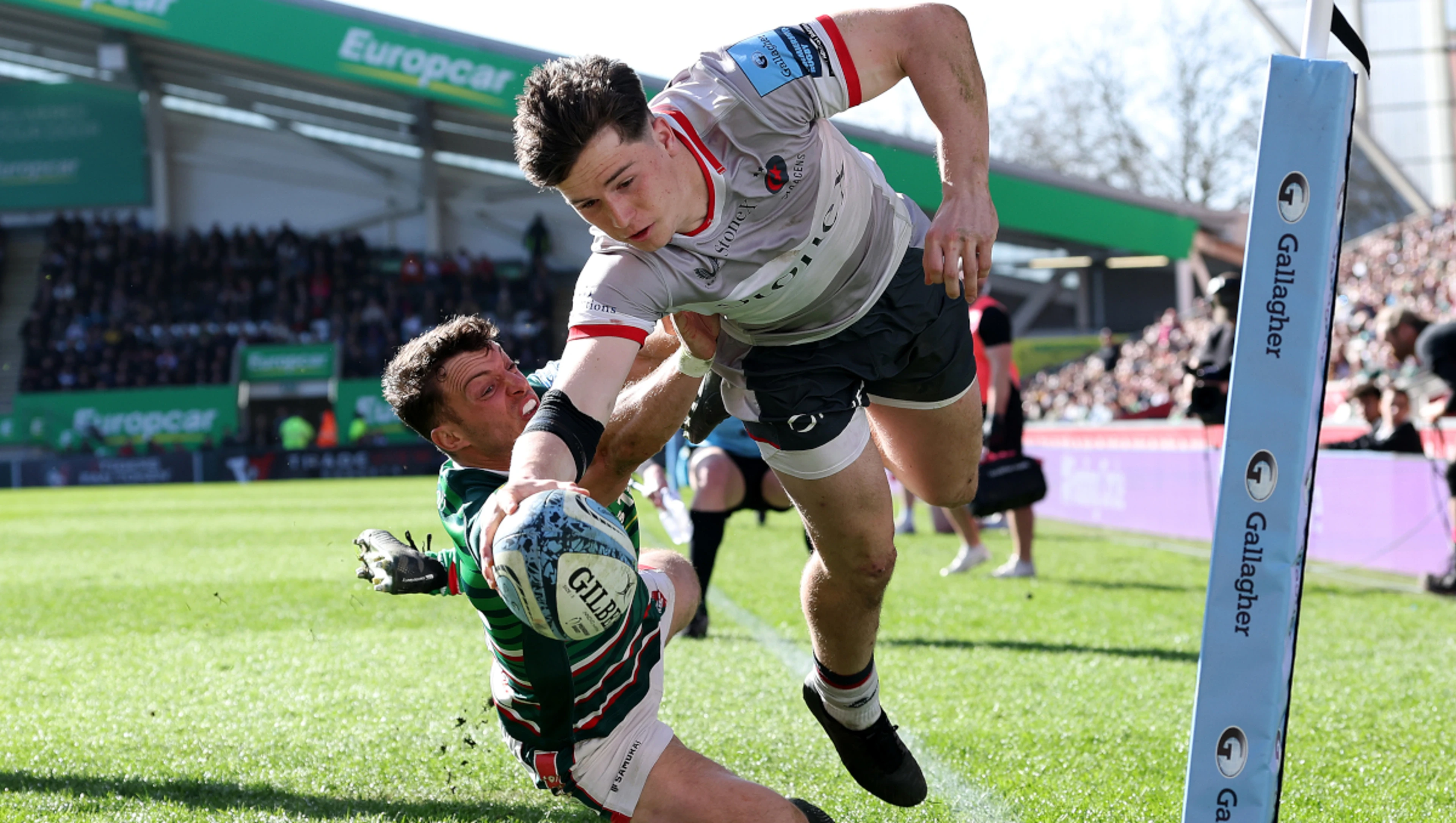 Saracens beat Leicester to boost playoff bid