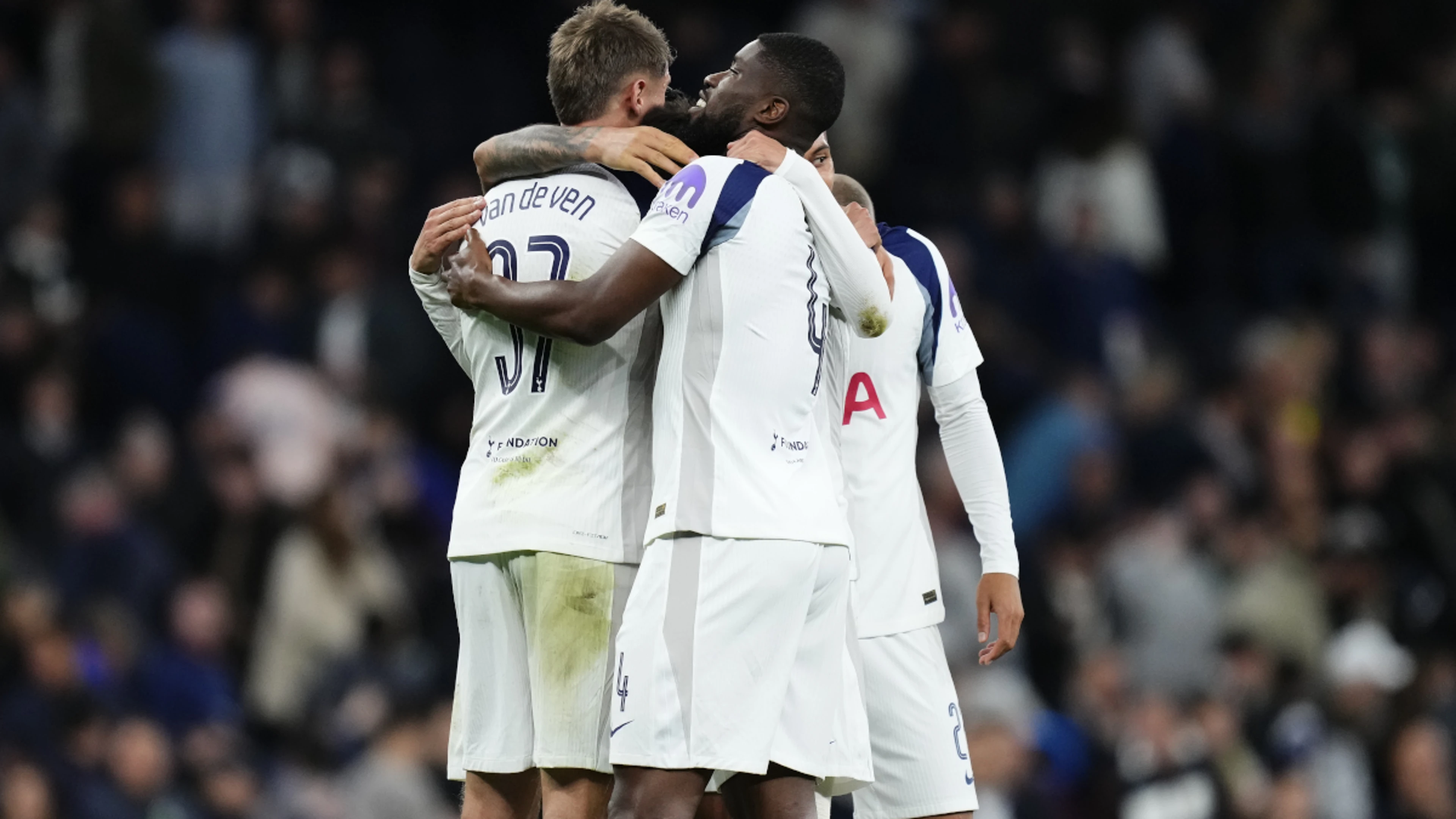 Tottenham edge out Villarreal thanks to own goal