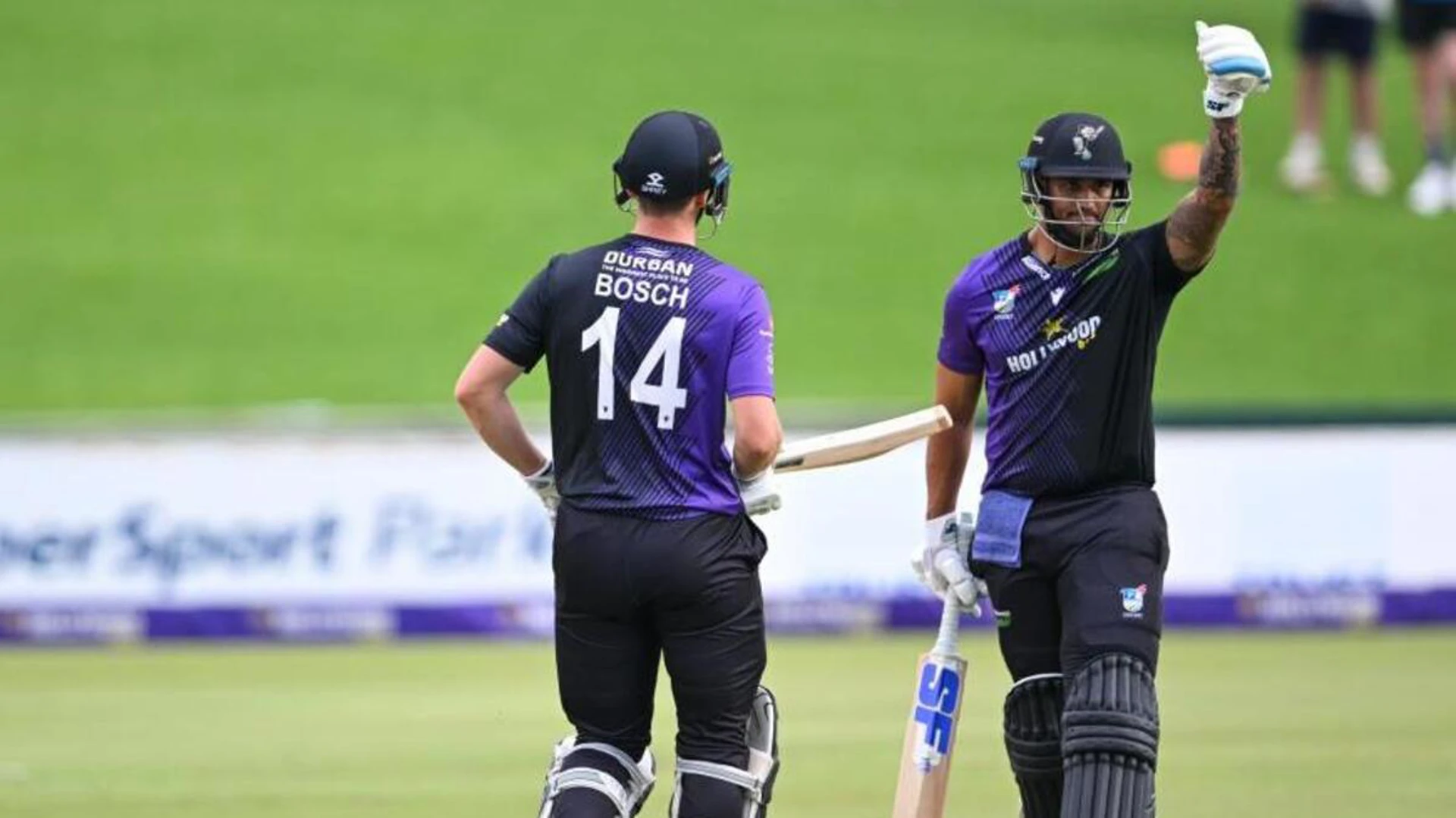 BOX-OFFICE BATTING: Smith hammers Dolphins into playoffs