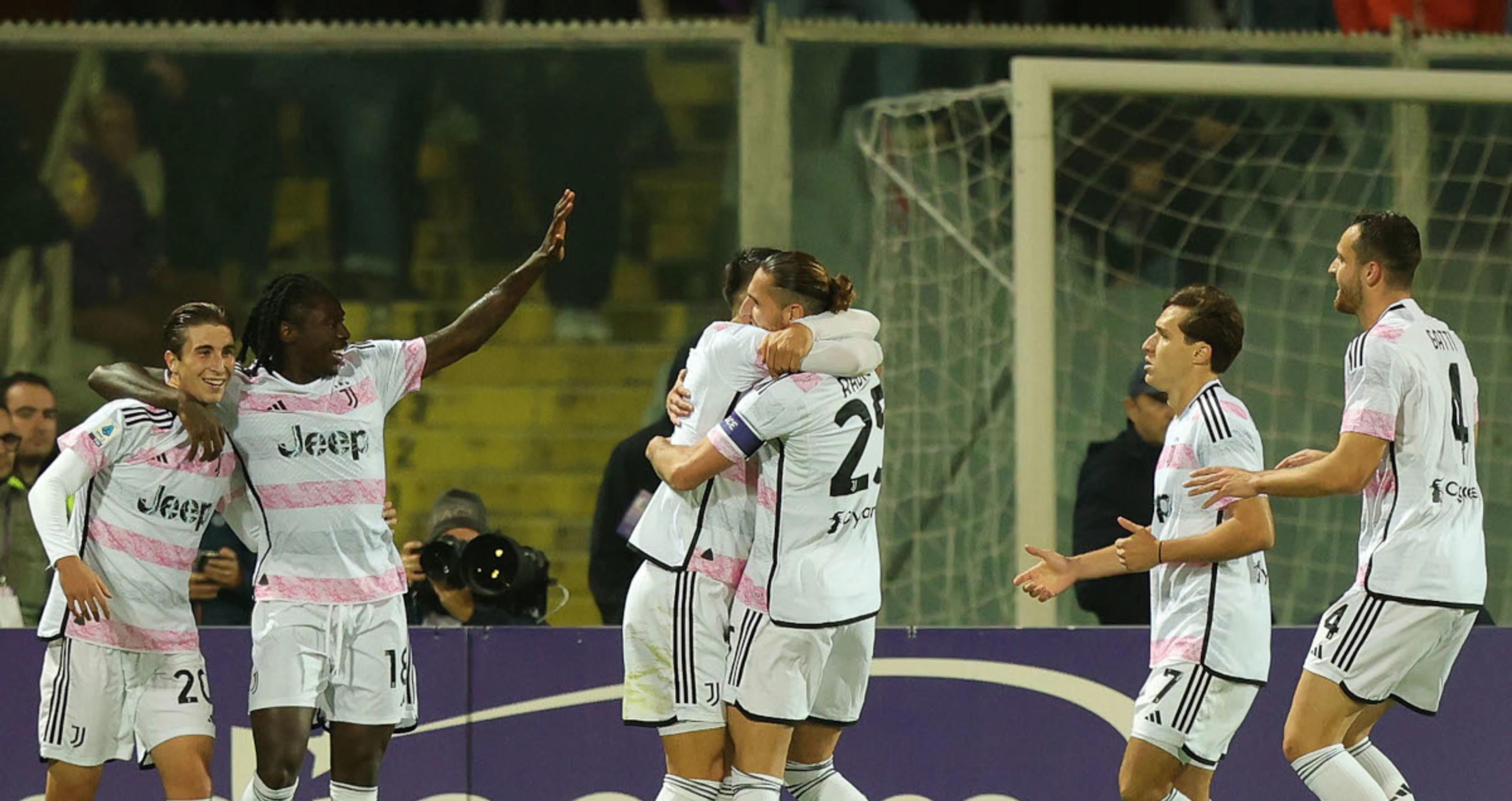Juve squeeze past Fiorentina to keep pace with leaders Inter