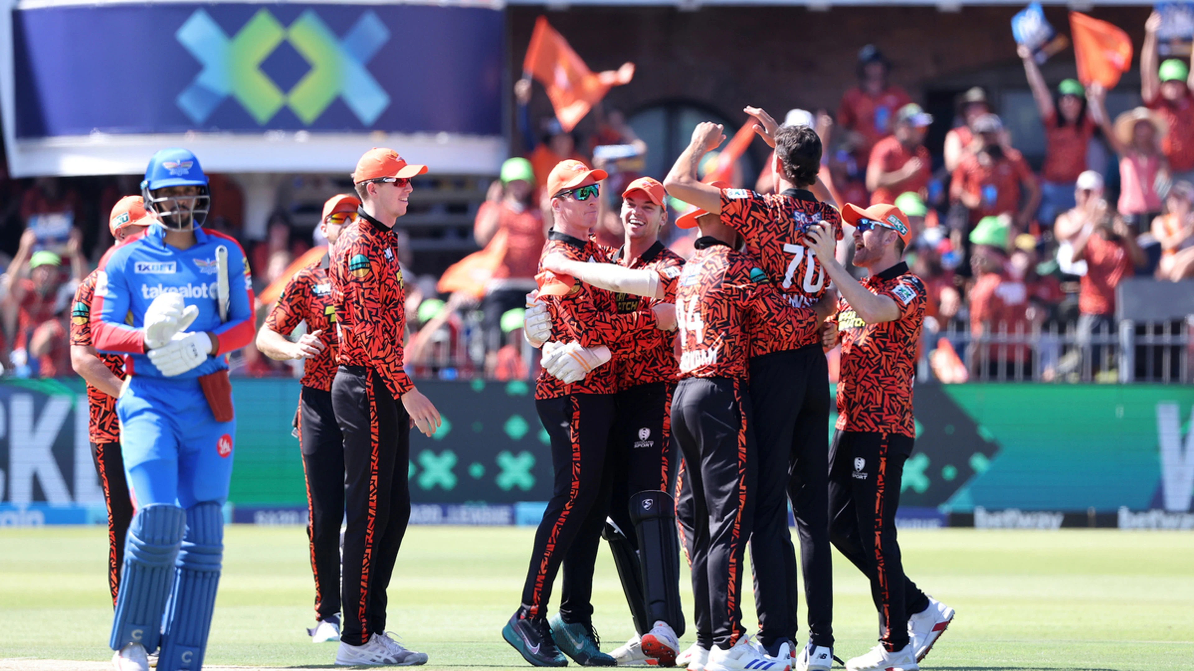  Sunrisers romp to bonus-point win over Super Giants