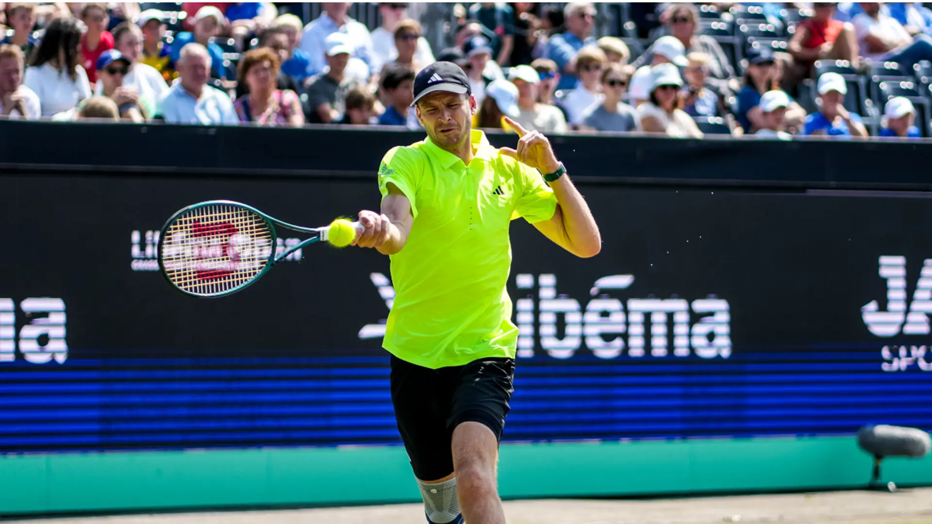 Khachanov, Hurkacz advance in Den Bosch, Samsonova stunned by qualifier