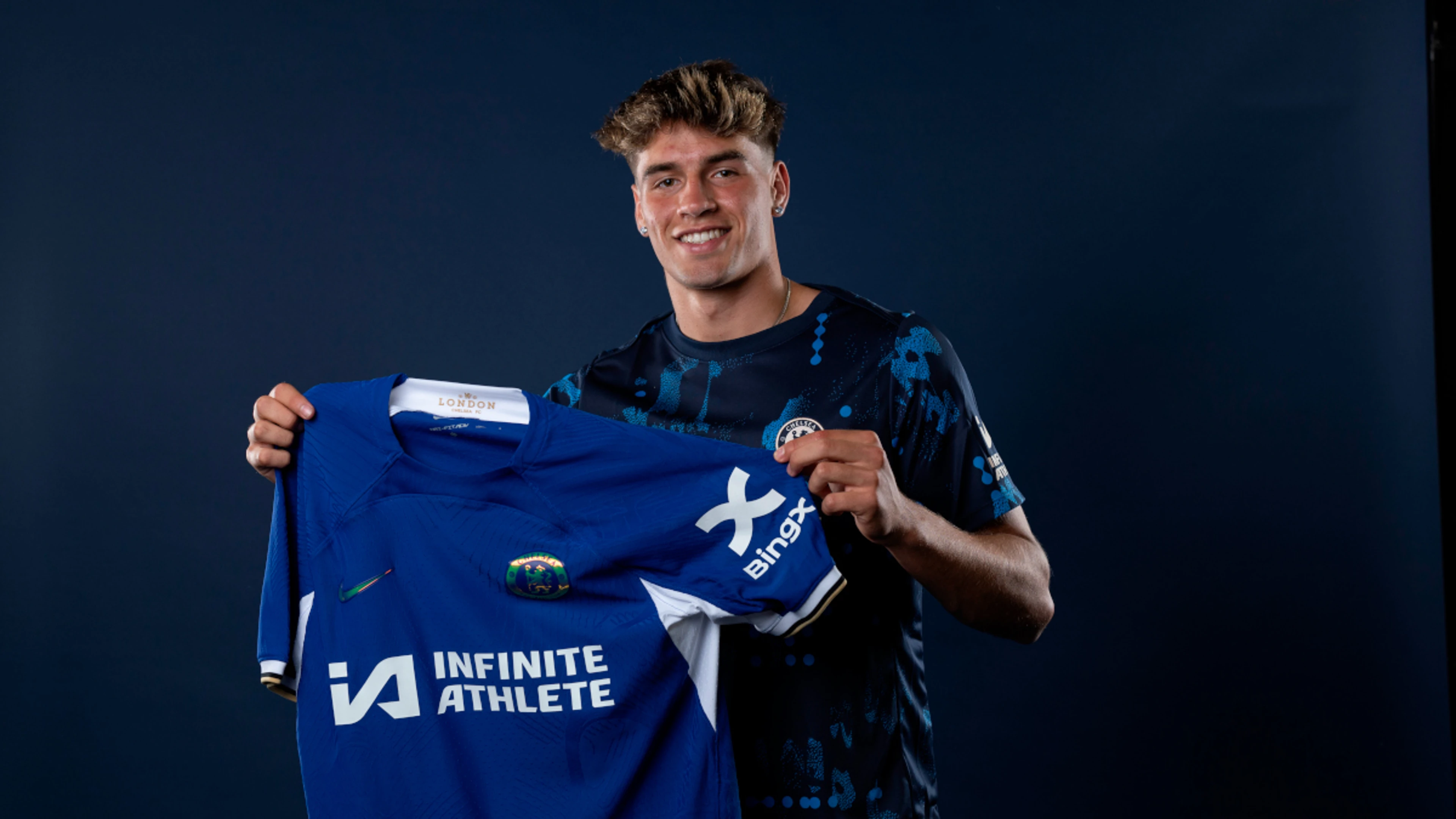 Chelsea sign striker Guiu from Barcelona