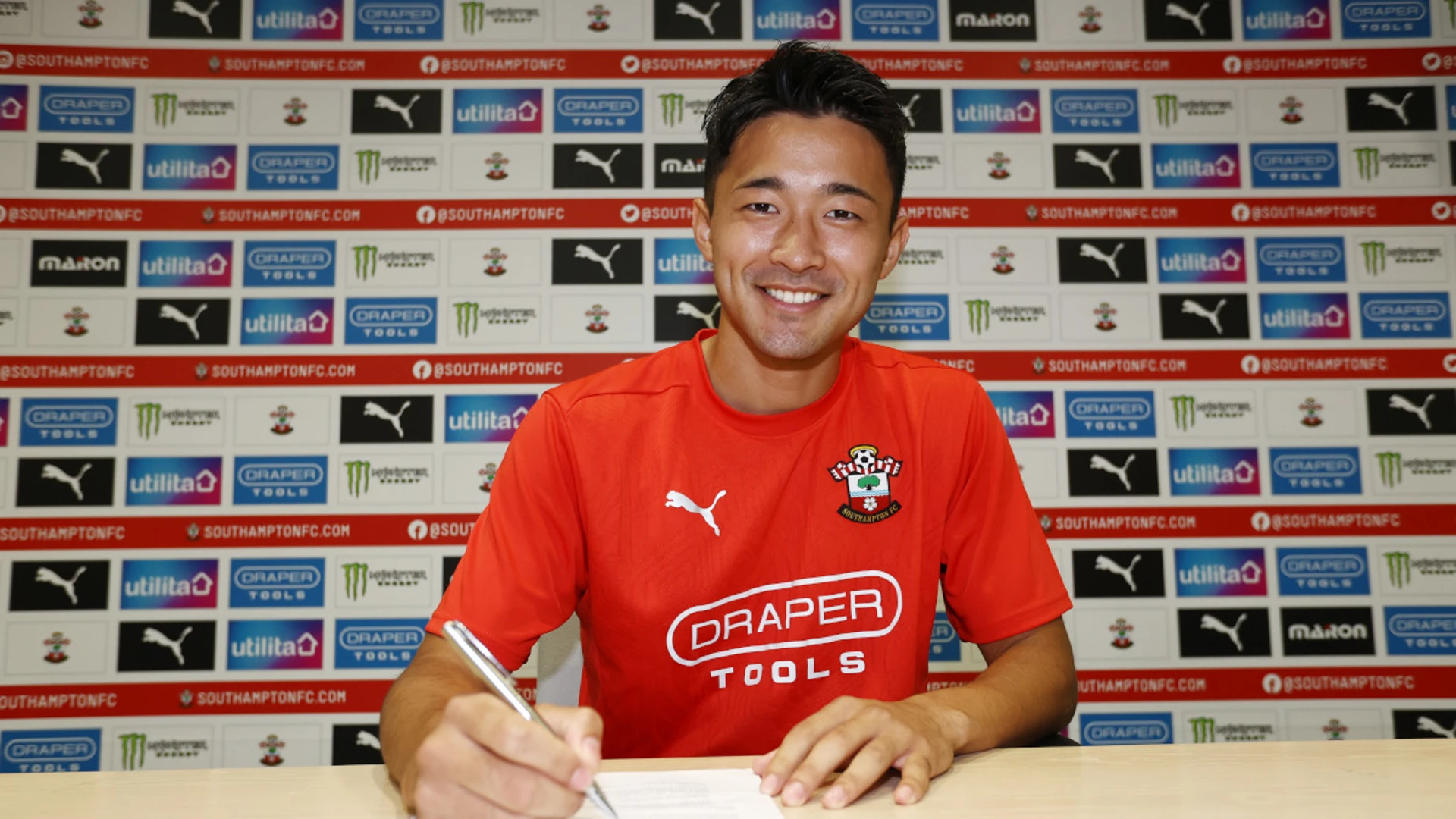 Southampton sign Japan defender Sugawara