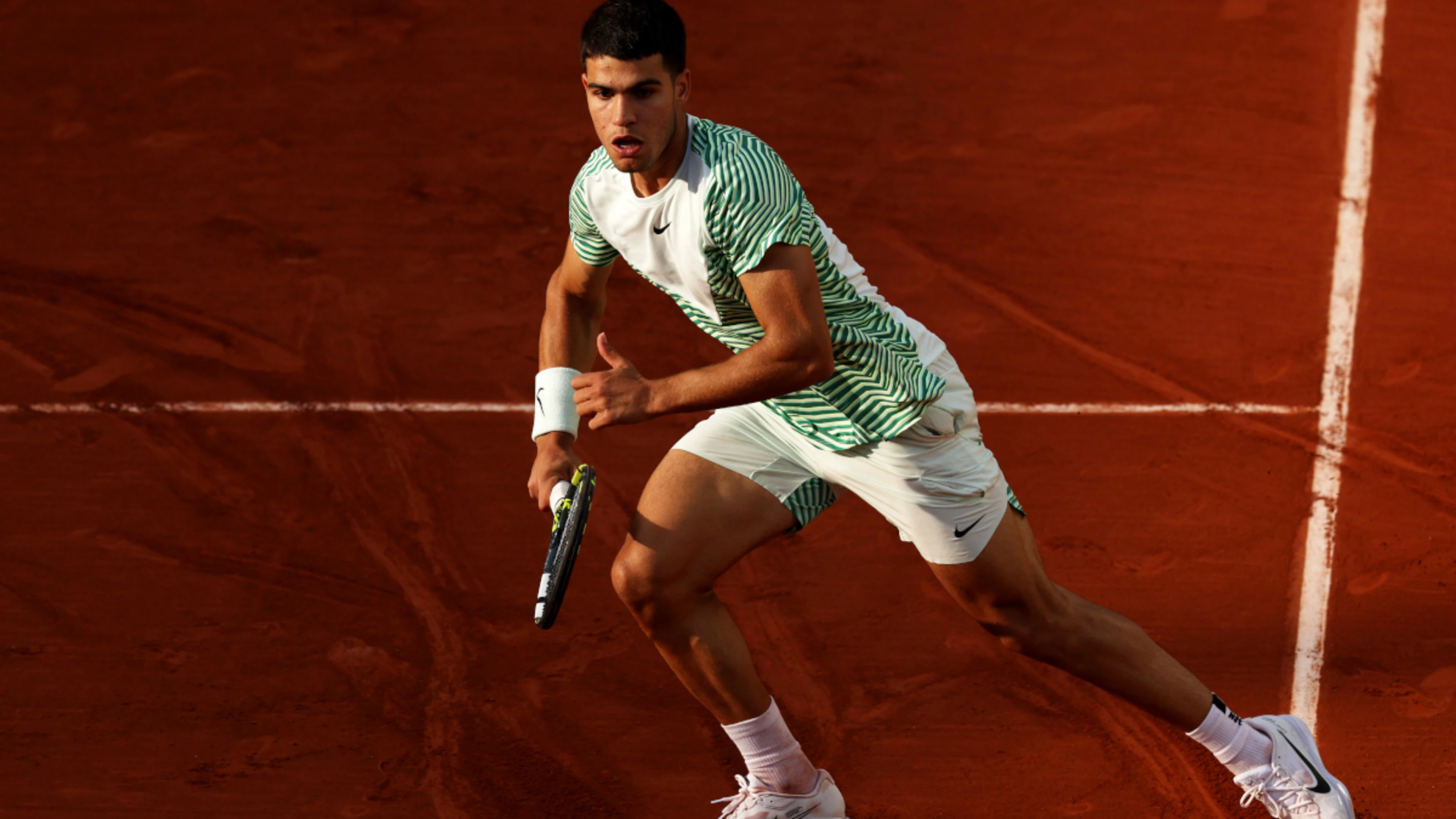 Alcaraz sets up Queen's final against De Minaur