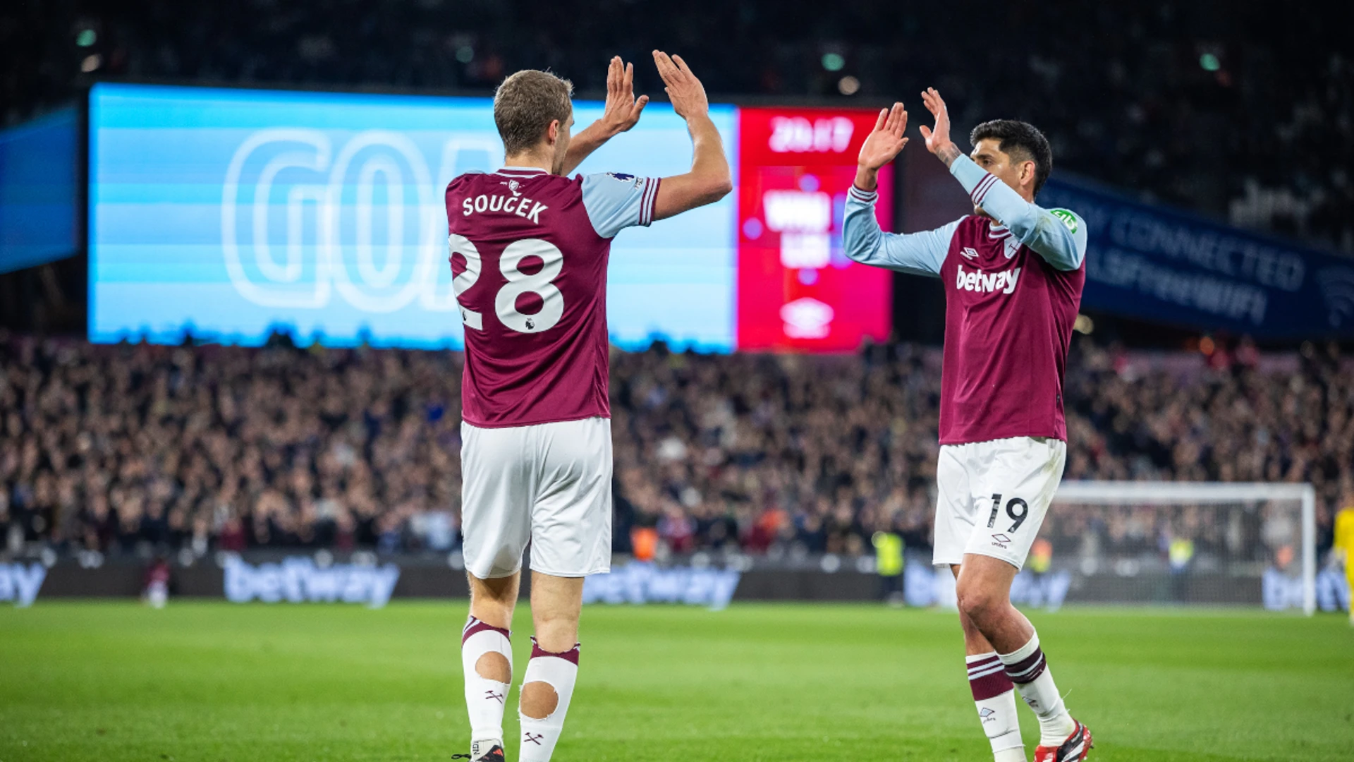 West Ham increase pressure on struggling Leicester