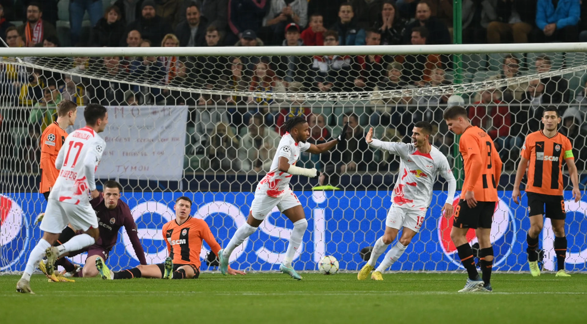 Leipzig thrash Shakhtar to reach knockout stage