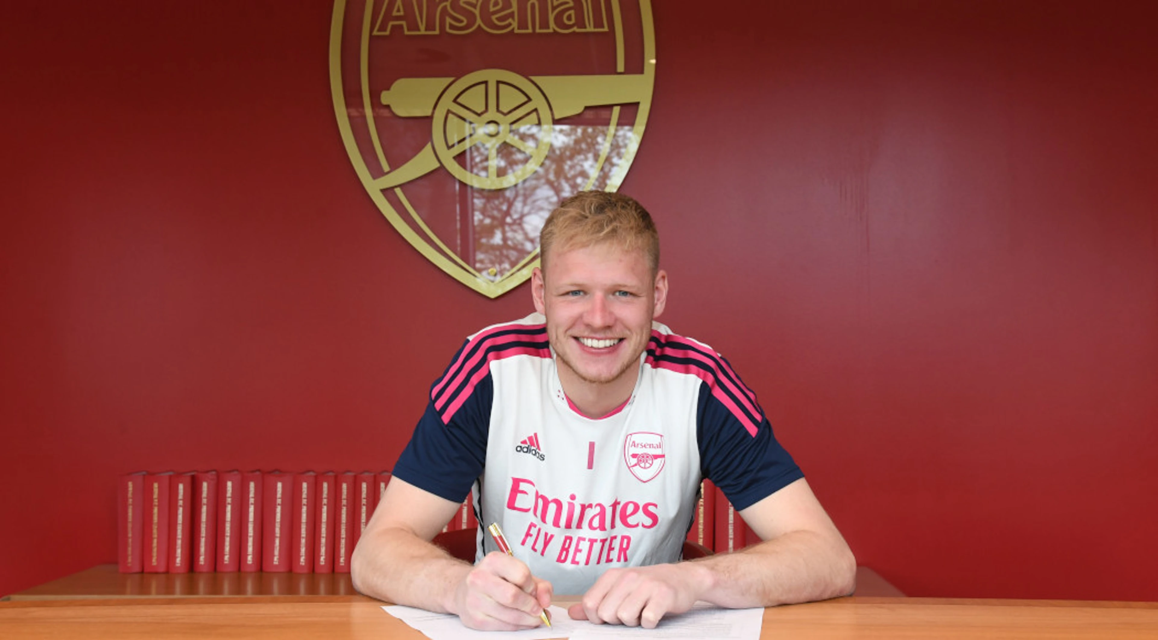 Arsenal goalkeeper Ramsdale signs new Gunners deal