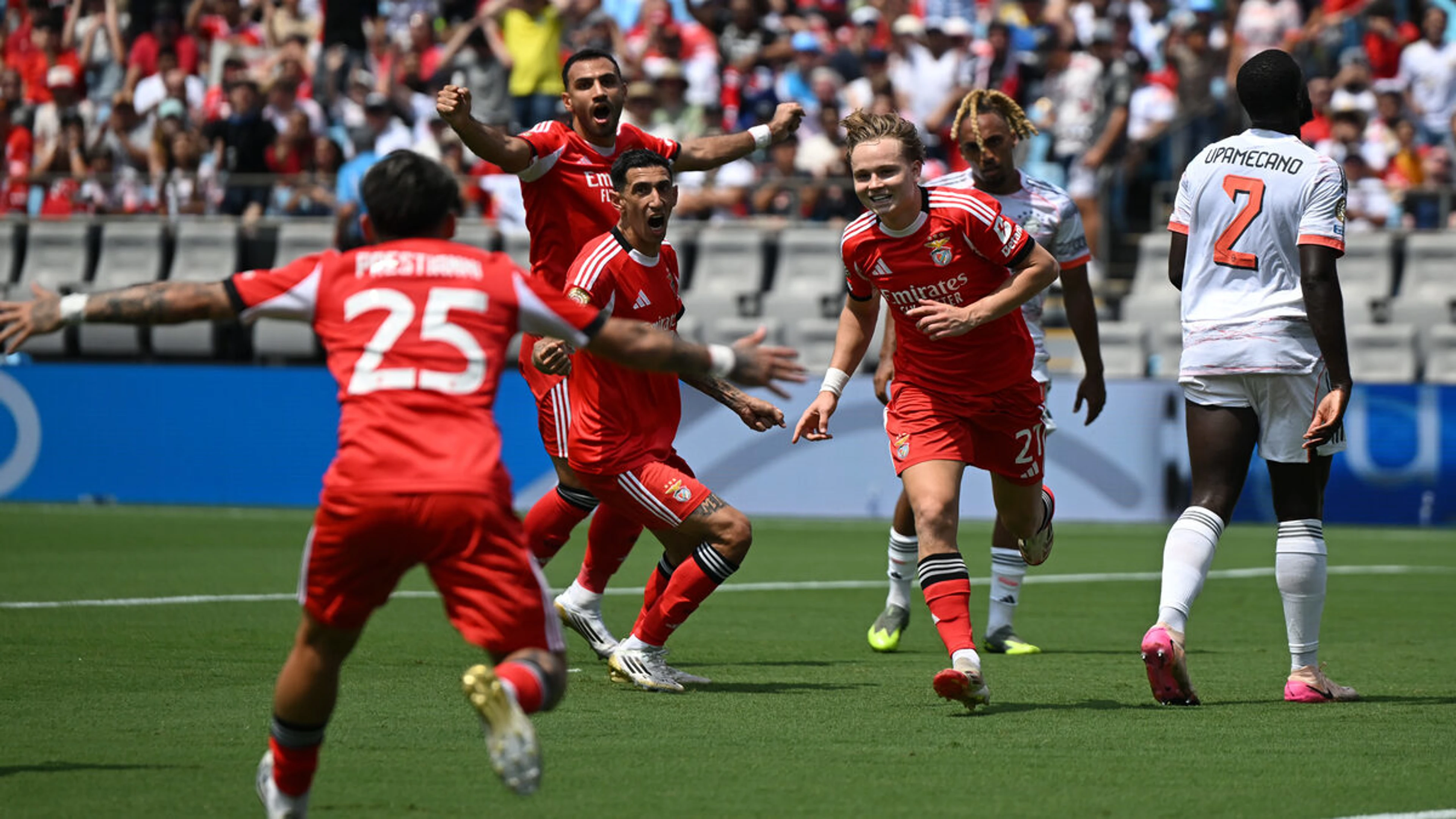 Early goal holds up as Benfica beats Bayern Munich to advance to knockouts