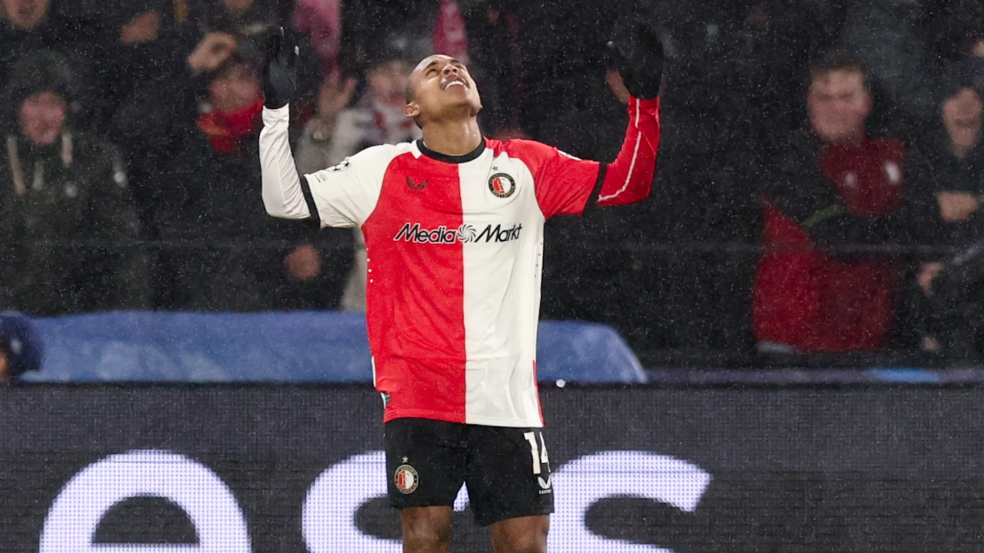 Feyenoord profit from goalkeeping error to edge Milan