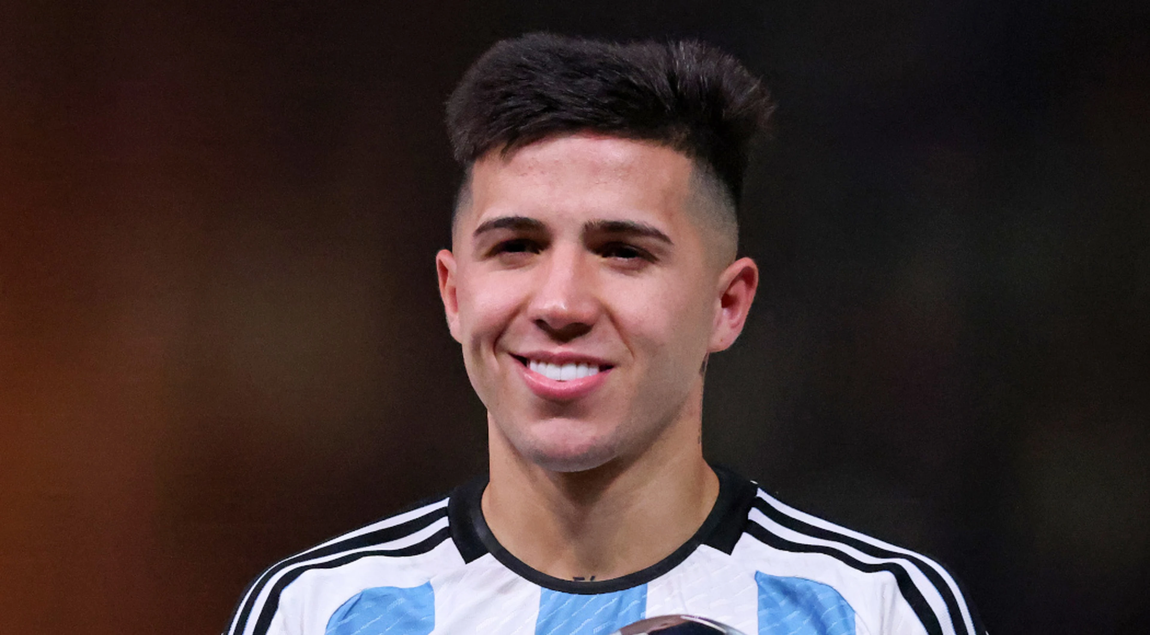 Chelsea sign Fernandez for Premier League record