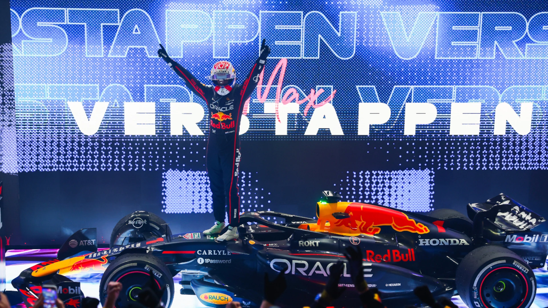 F1 set for final-race showdown as Verstappen exploits McLaren blunder