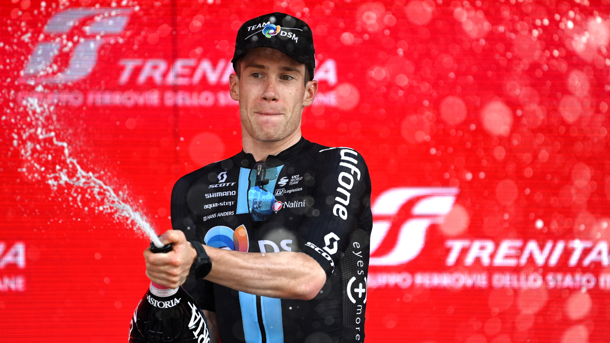 Dainese wins Giro stage 17 after mass sprint