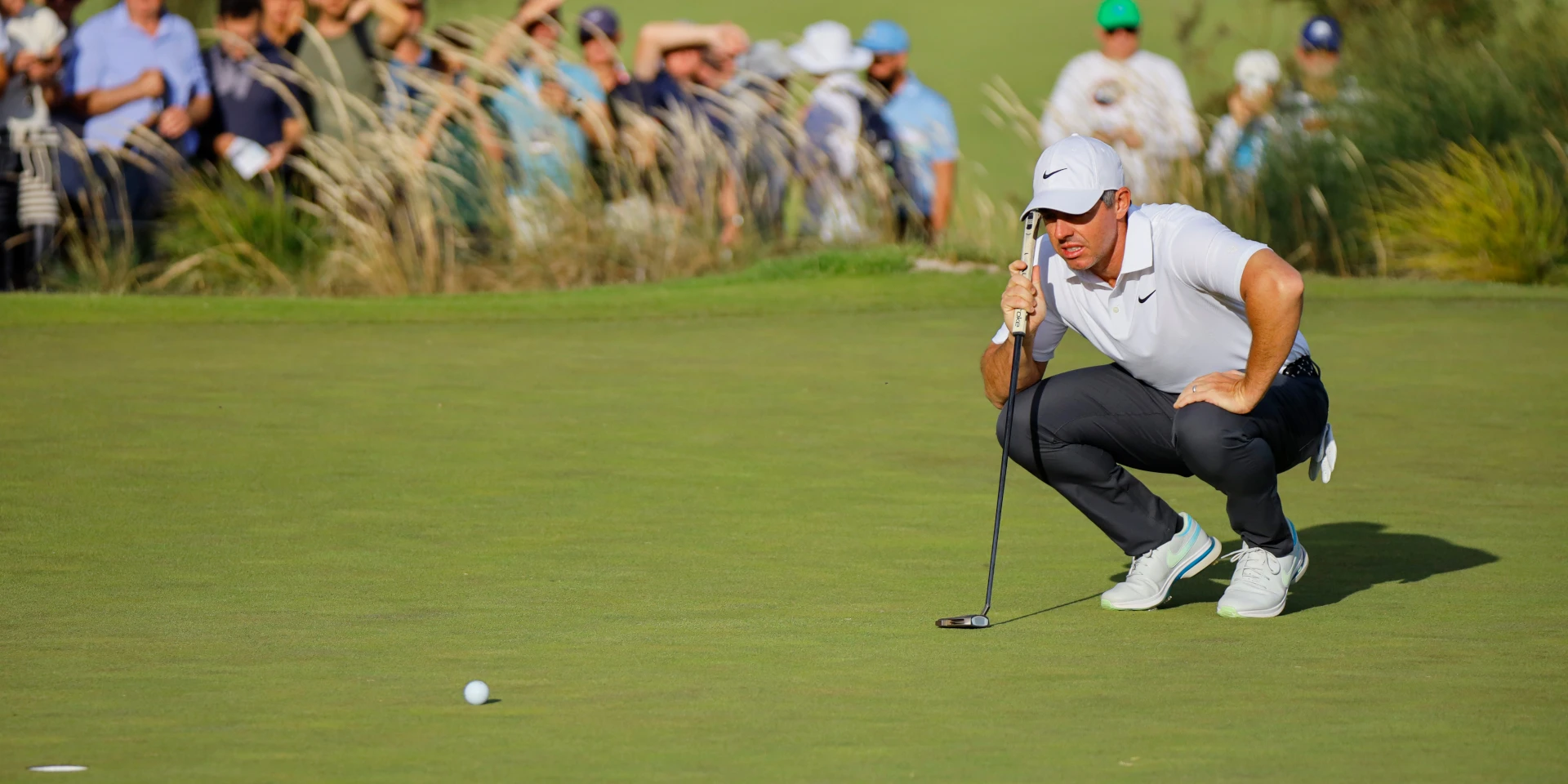 Struggling McIlroy pulls in crowds as three share Australian Open lead