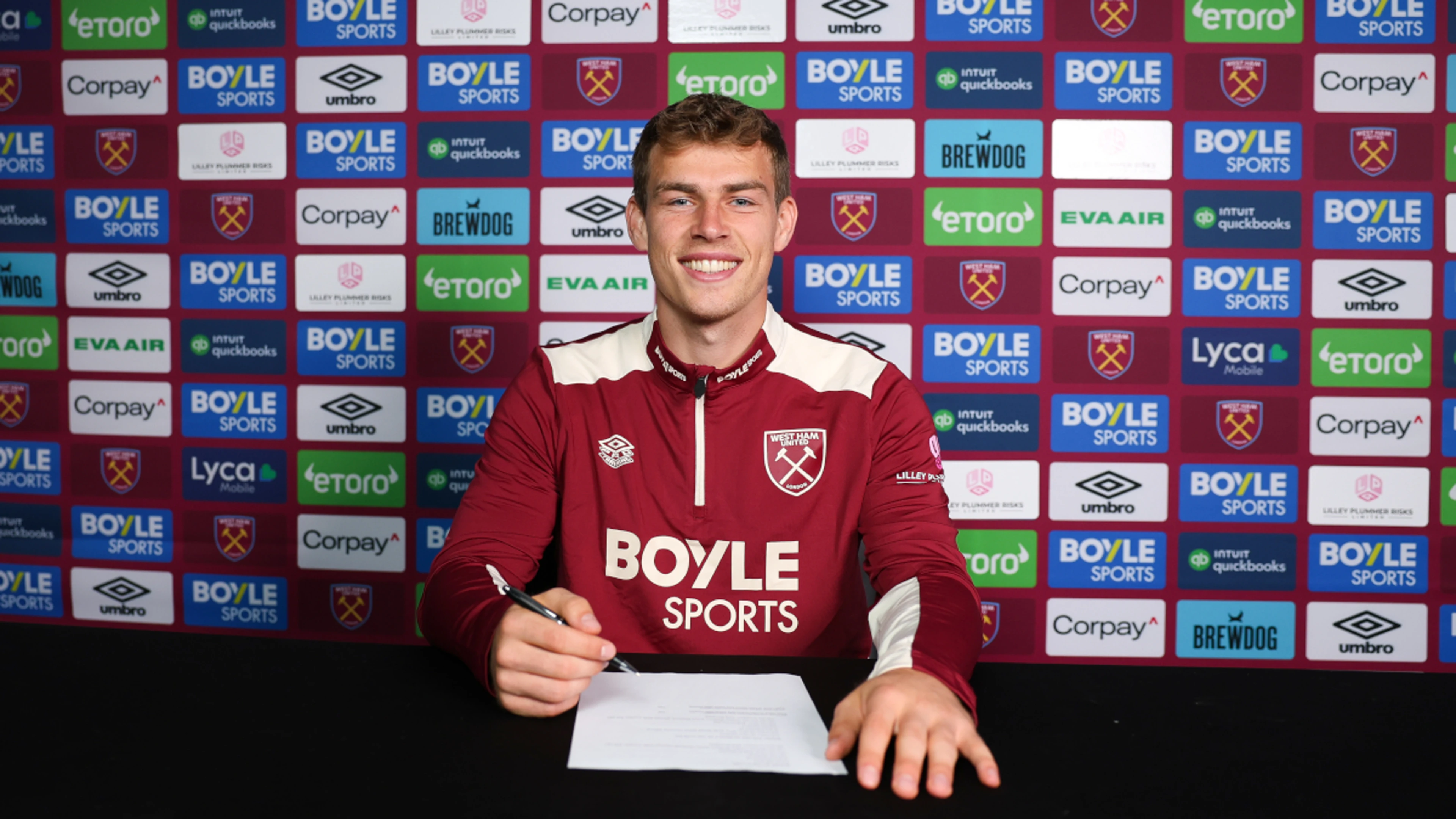 West Ham sign Leicester goalkeeper Hermansen