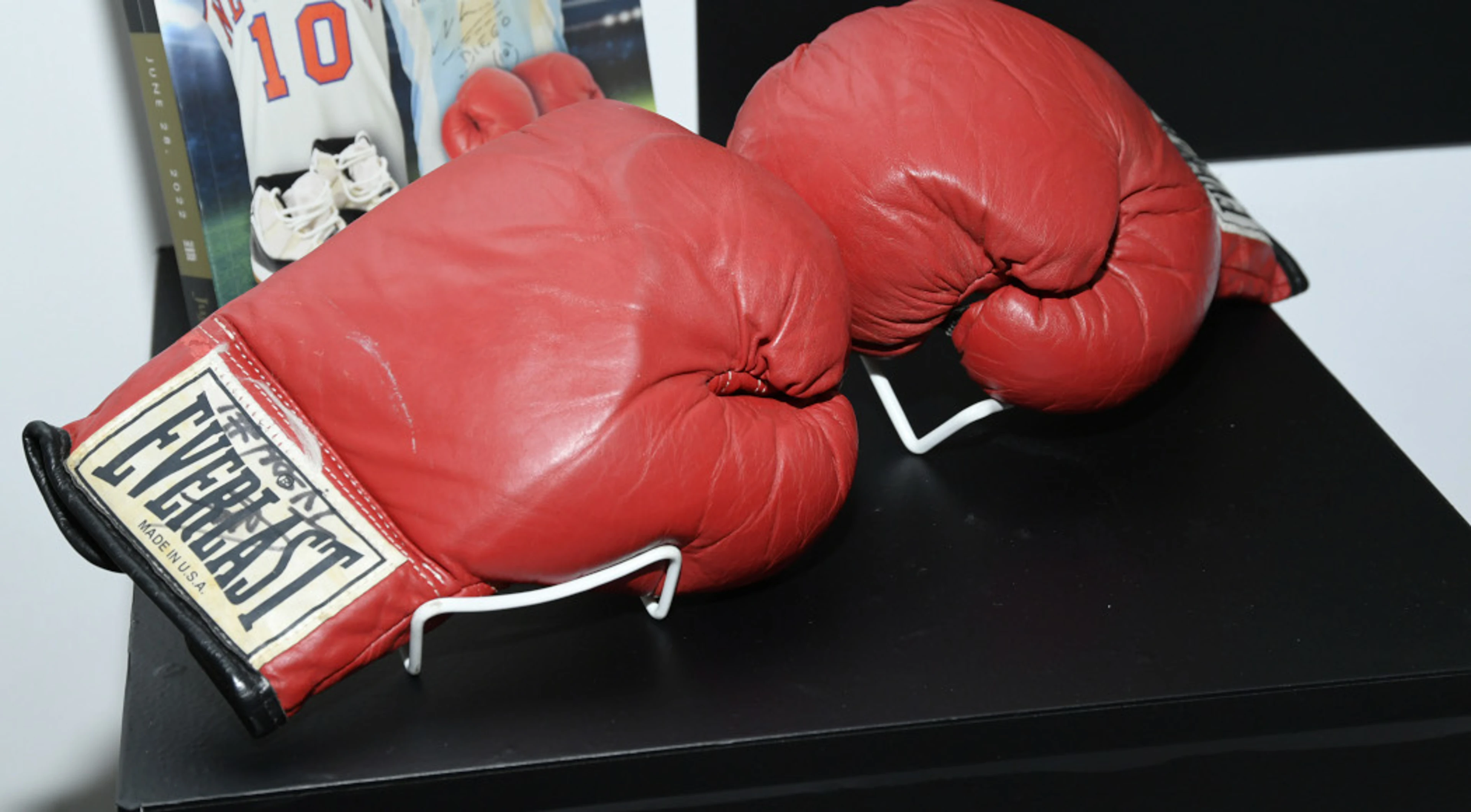 Kolombo defends IBF International title