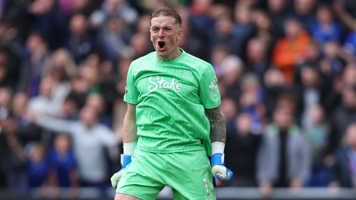 Goalkeeper Pickford signs new Everton contract