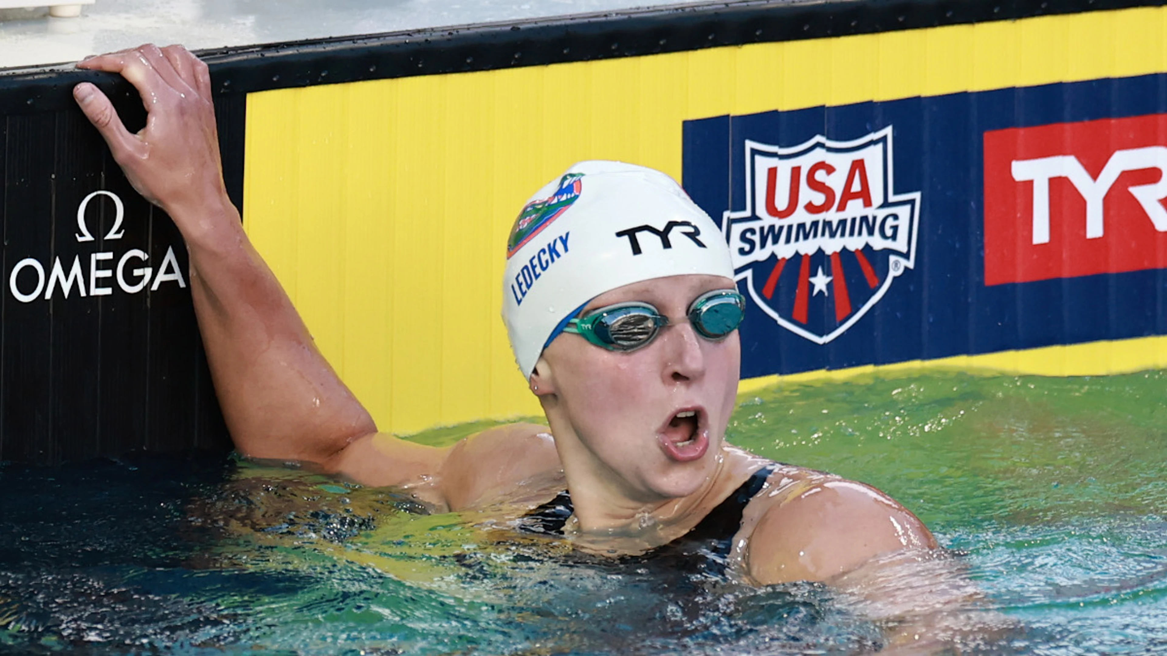 US swim star Ledecky smashes her longstanding 800m freestyle world record