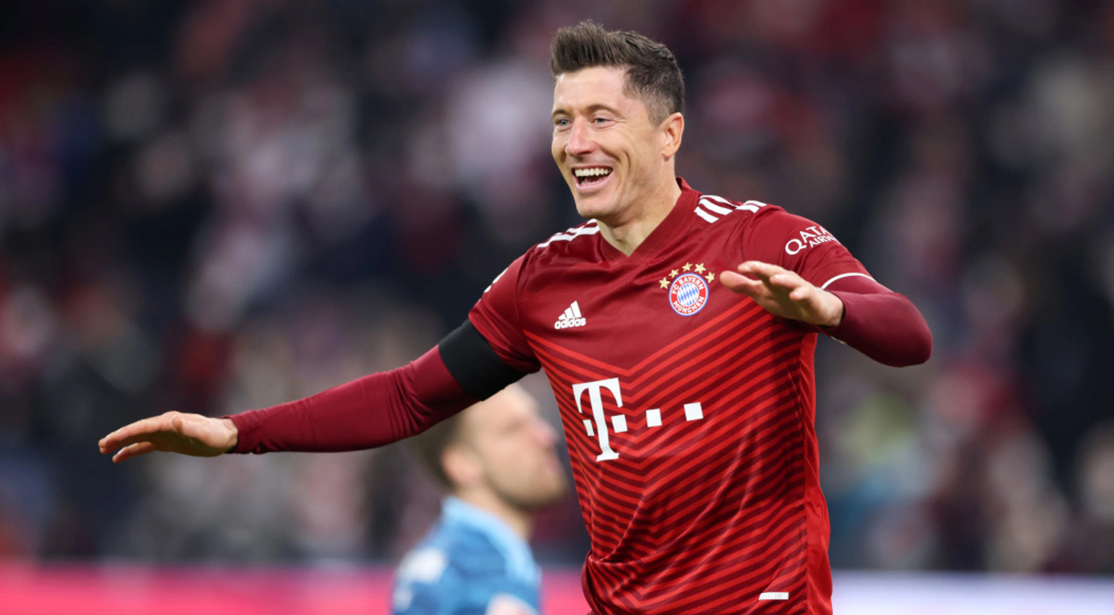 Lewandowski double keep Bayern on title course