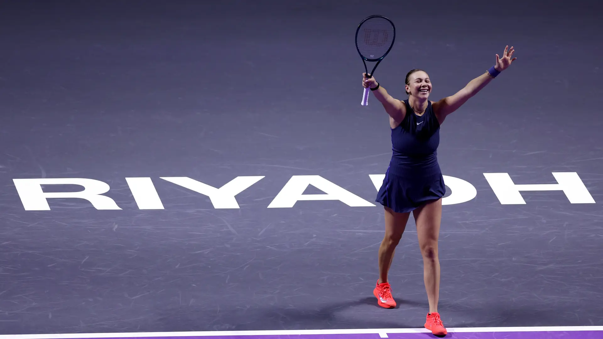 WTA FINALS: Anisimova beats Swiatek to reach last four