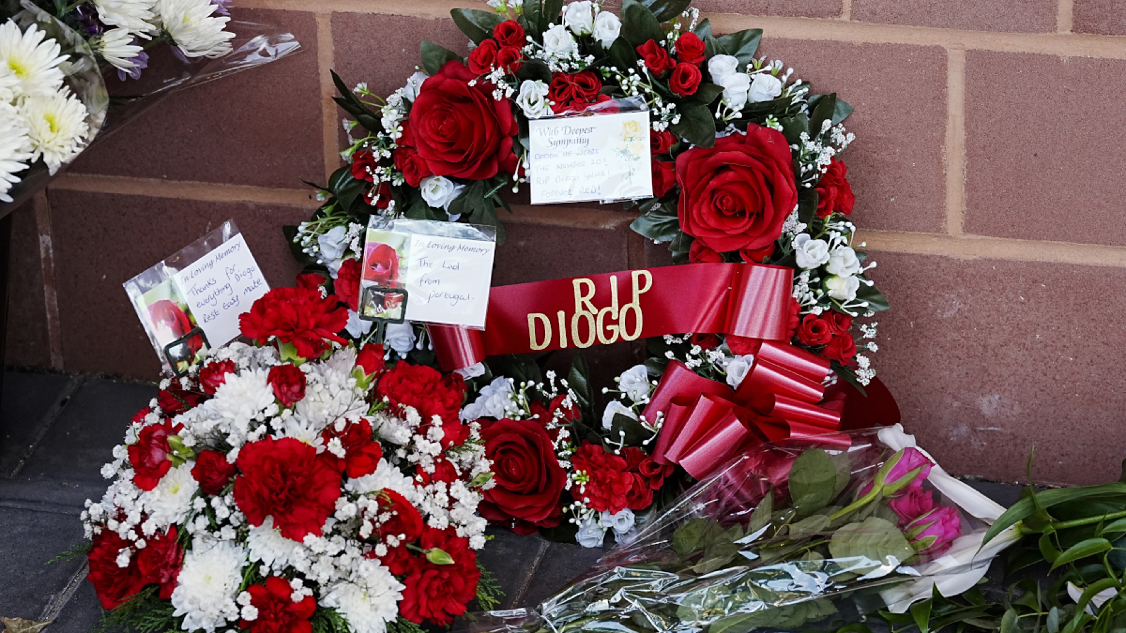 Liverpool left 'devastated' by death of Diogo Jota