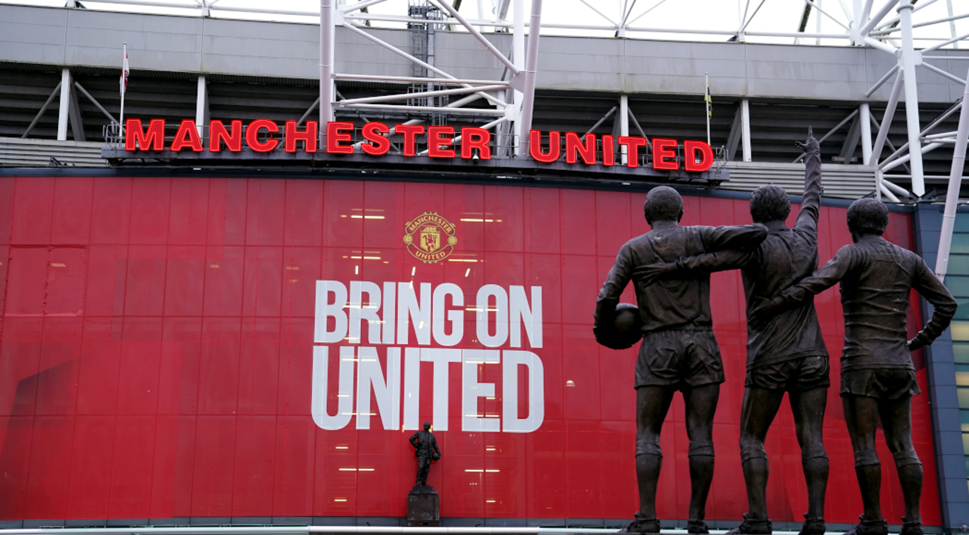 Battle to buy Man Utd heats up as Qatar banker, British billionaire prepare fresh bids