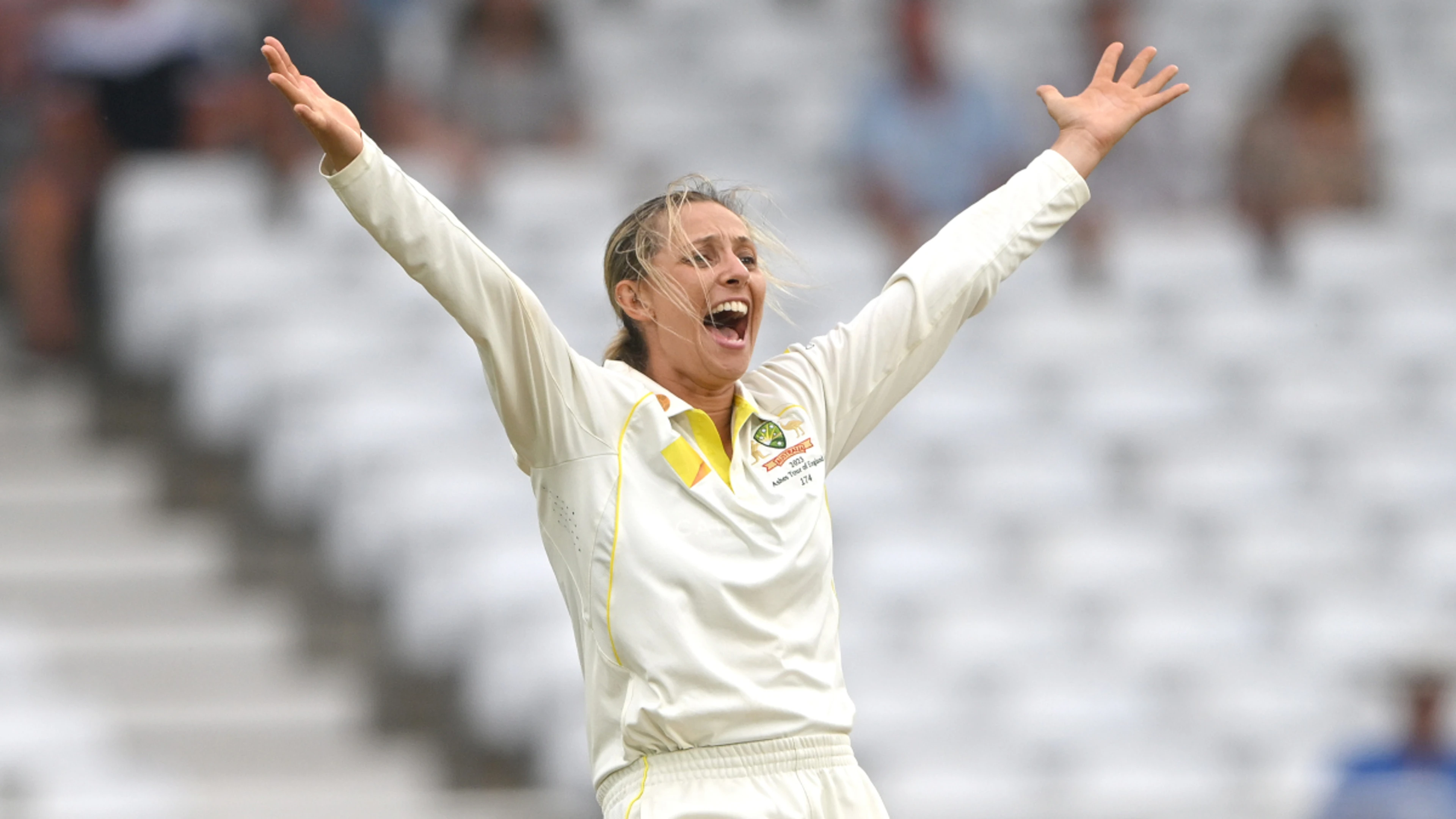 Australia inch towards Ashes test win