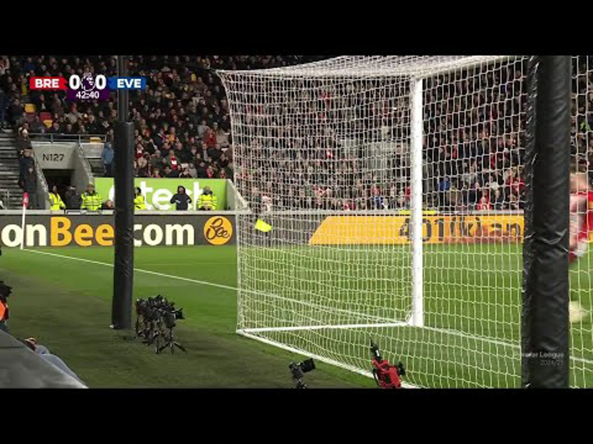 Mark Flekken | 42ⁿᵈ Minute Spectacular Gk Save v Everton