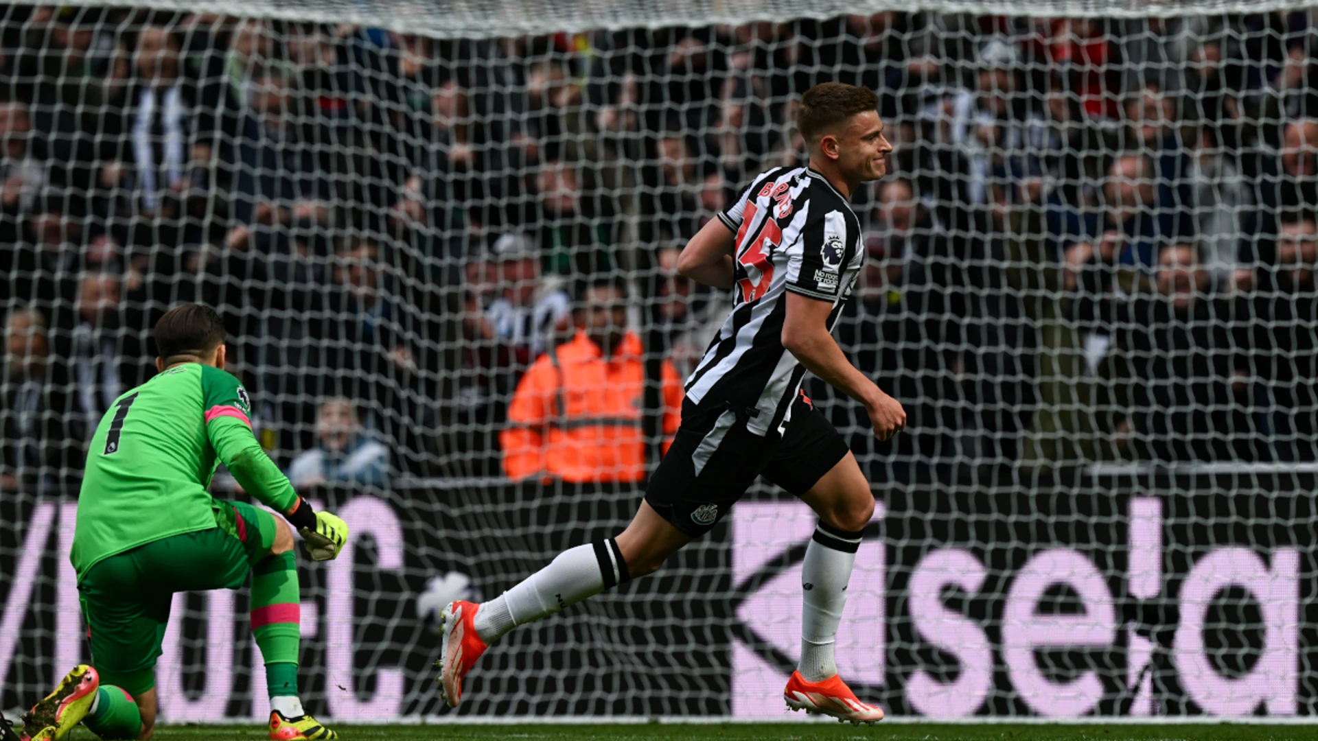 Barnes late show fires Newcastle to dramatic win over West Ham