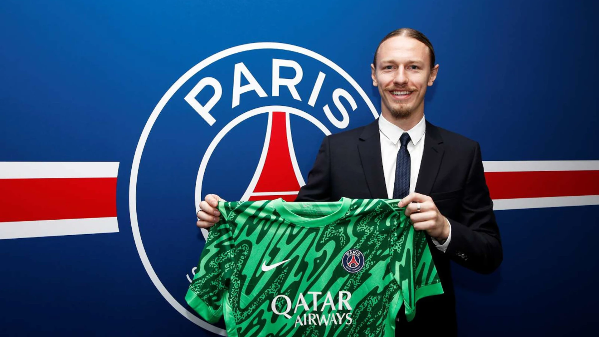 PSG sign Russian goalkeeper Safonov